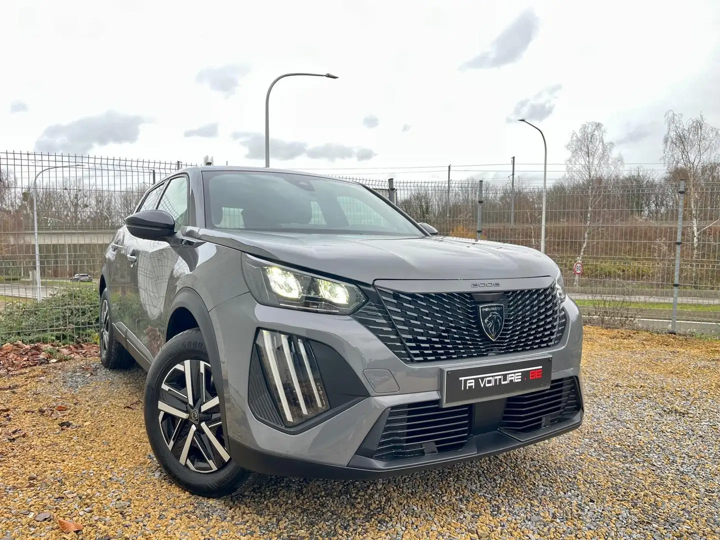 Peugeot e-2008 50 kWh Active LED/CARPLAY/CLIM-AUTO/CRUISE/PDC Grijs - 1
