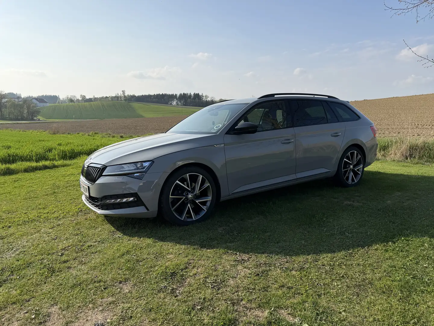 Skoda Superb Kombi 2,0 TDI Sportline DSG Grau - 1