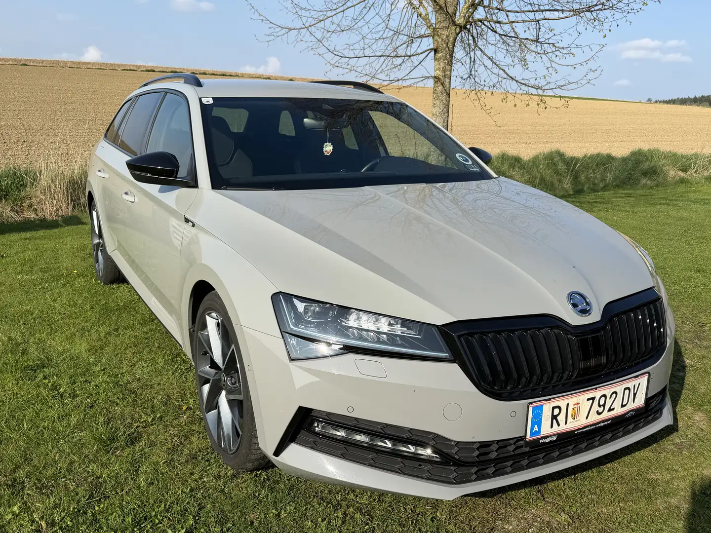 Skoda Superb Kombi 2,0 TDI Sportline DSG Grau - 2