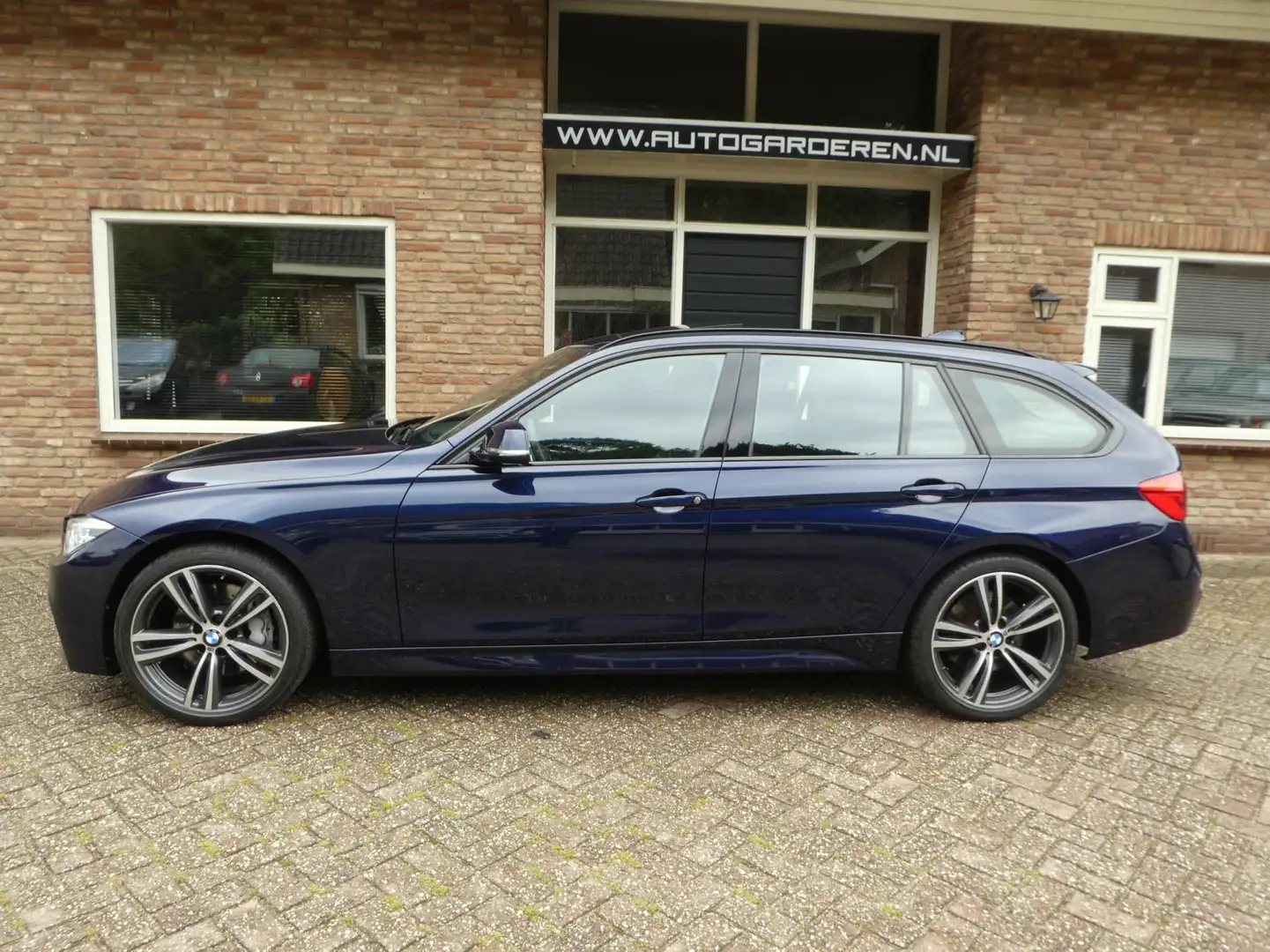 BMW 335 3-serie Touring 335d xDrive M Sport Edition Automa Blauw - 2