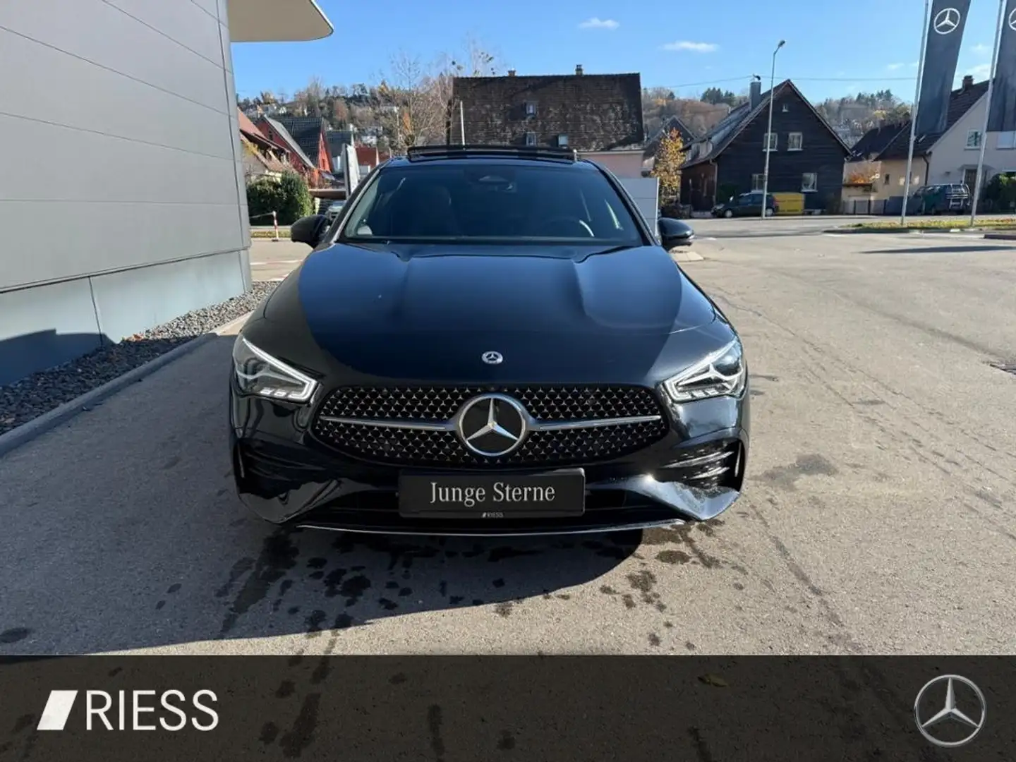 Mercedes-Benz CLA 180 SB AMG PREMI PANO KEYLESS 360 Sitz-Komfo Schwarz - 2