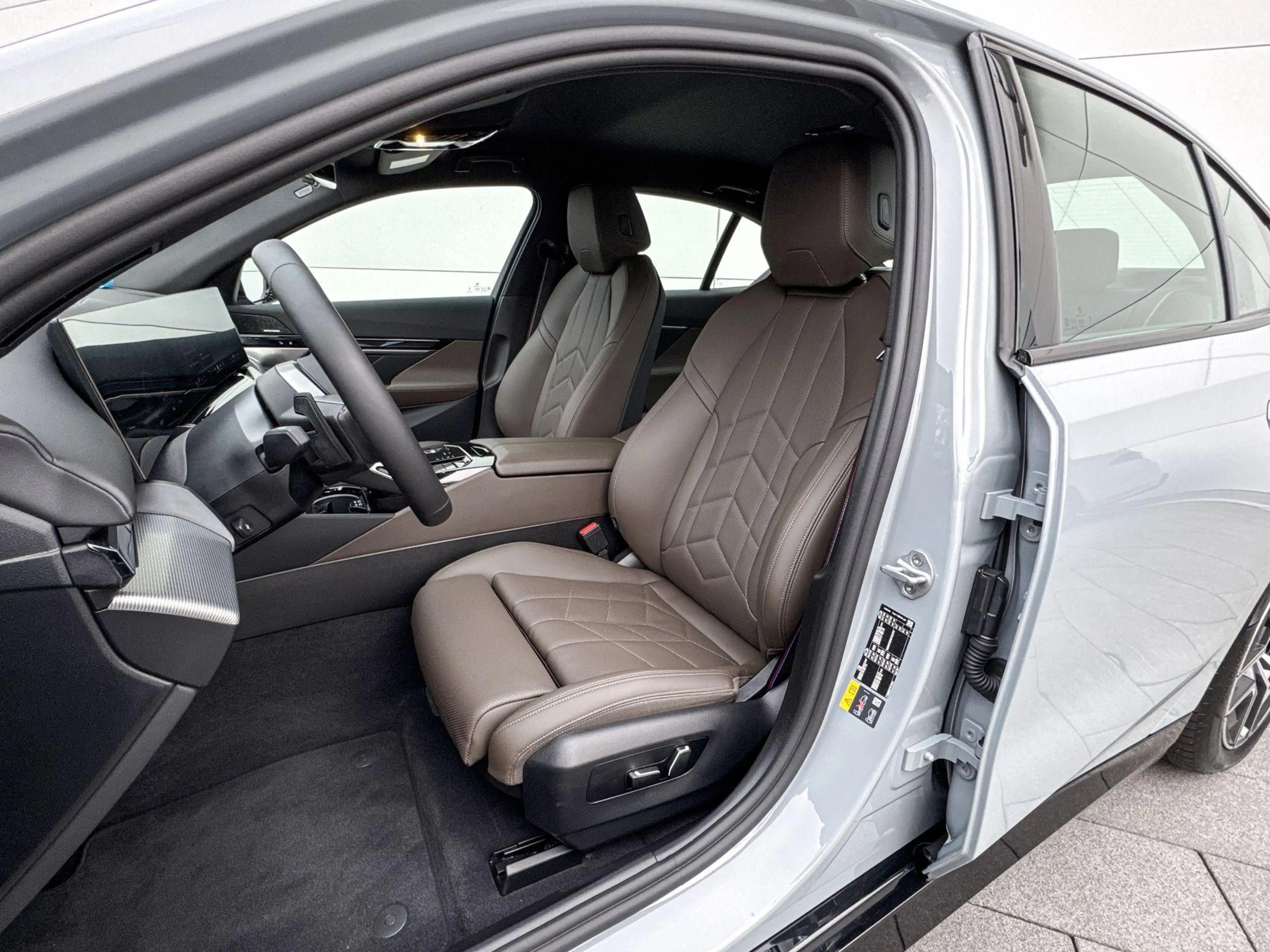 BMW i5 Sedan M60 xDrive 84 kWh — photo 10