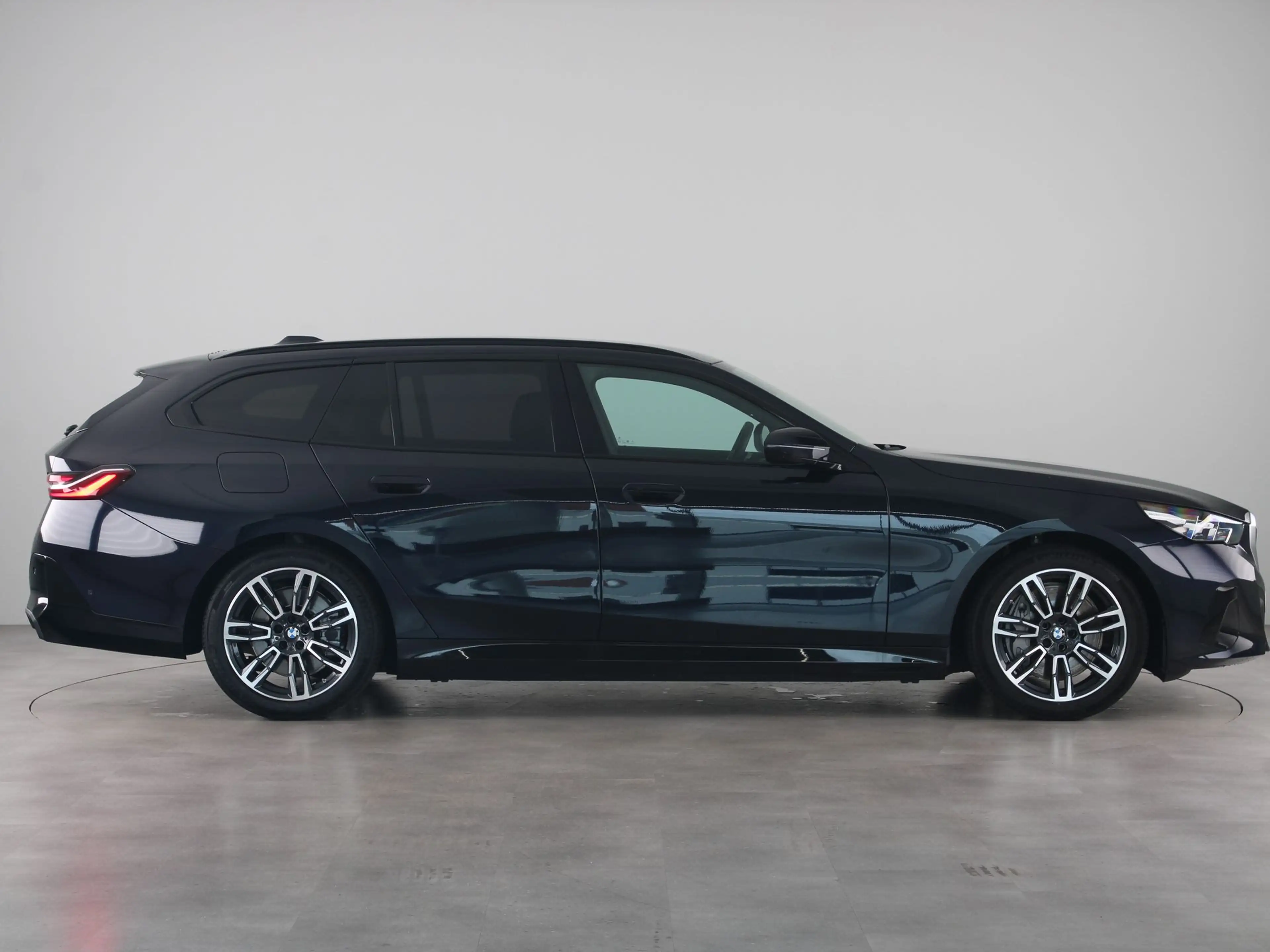 BMW 550 5 Serie Touring 550e xDrive — photo 10