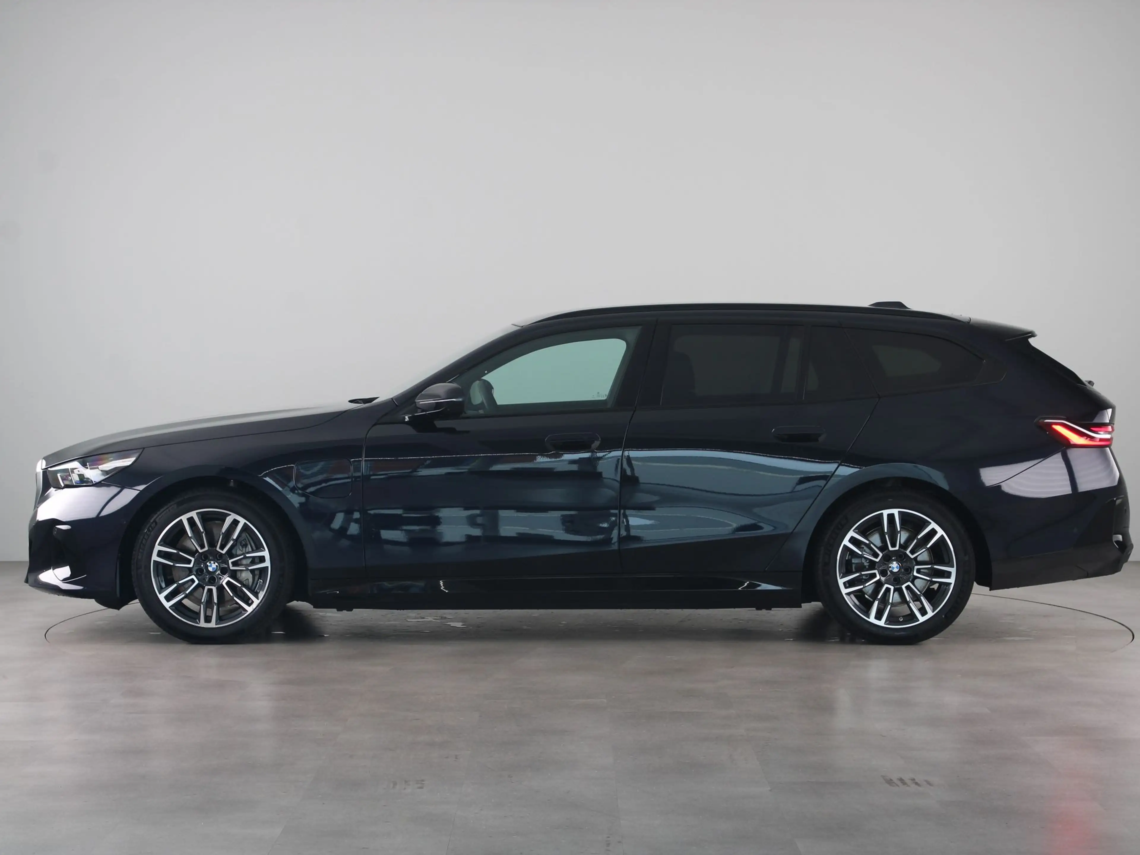 BMW 550 5 Serie Touring 550e xDrive — photo 14
