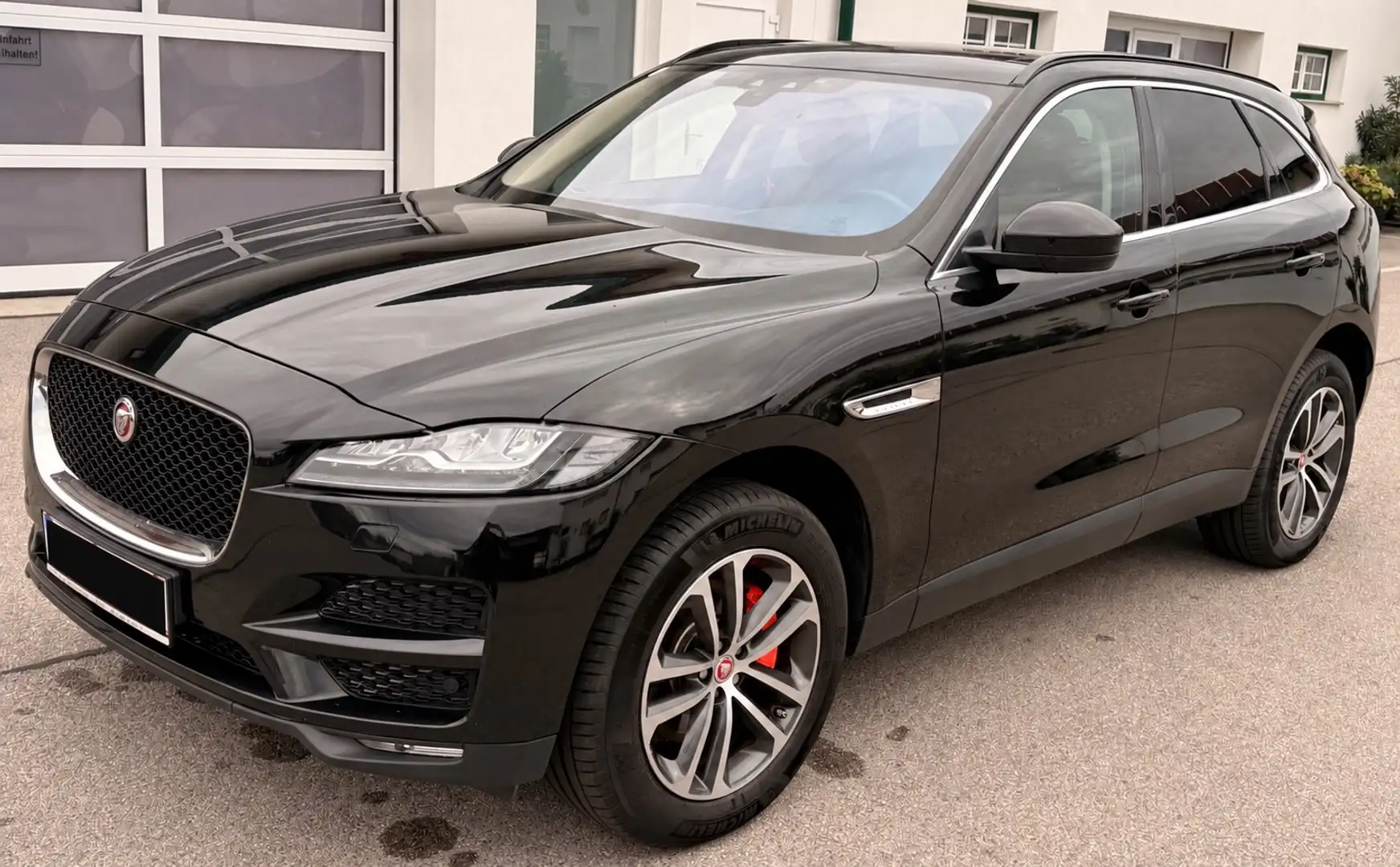Jaguar F-Pace 25d AWD Portfolio Aut. - 1