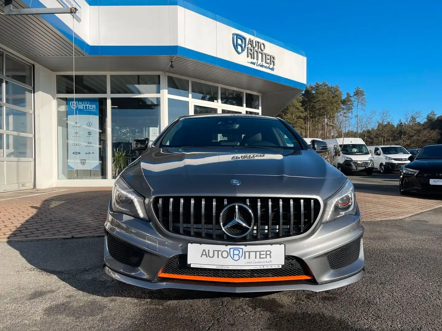Mercedes-Benz CLA 250 AMG Line Orange Edition Šedá - 2