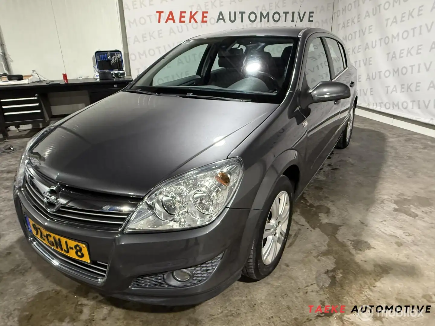 Opel Astra 1.8 Cosmo Clima/Cruise/1e EIG Grijs - 1
