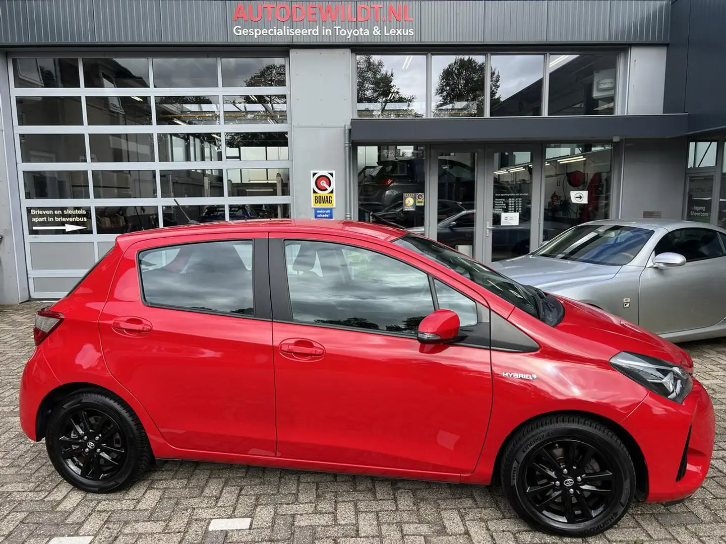 Toyota Yaris Hybrid 1.5 Active 5-drs A/T + 12 MND BOVAG Rouge - 1