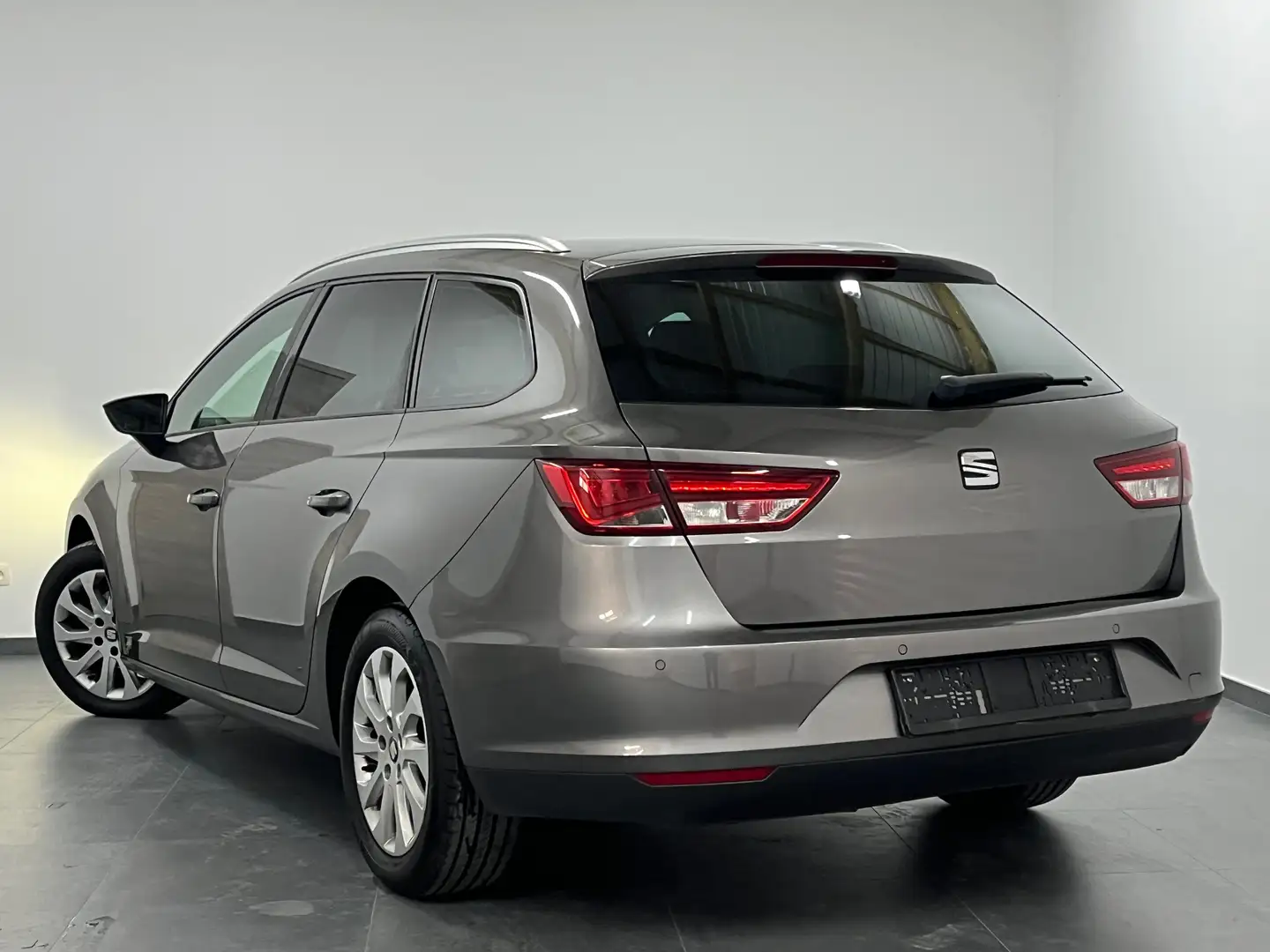 SEAT Leon 1.6 CR TDi - 1erMain - Navi - Airco - LED Gris - 2