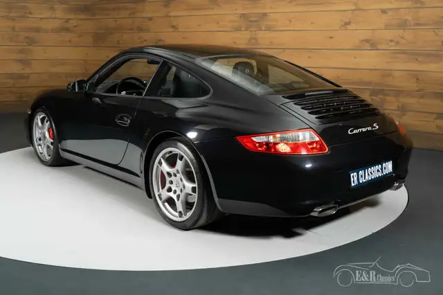 Porsche 911 view 5