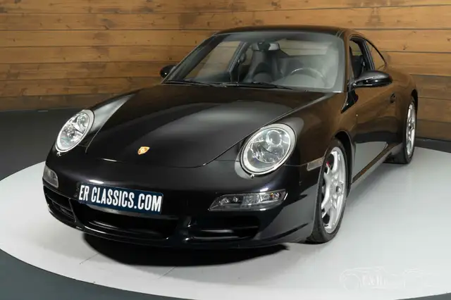 Porsche 911 view 4