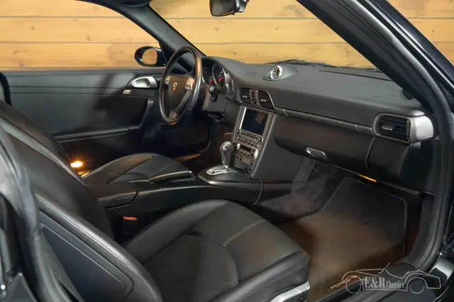 Porsche 911 view 15