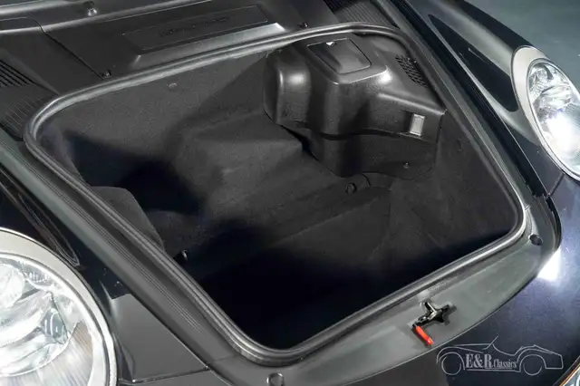 Porsche 911 view 11
