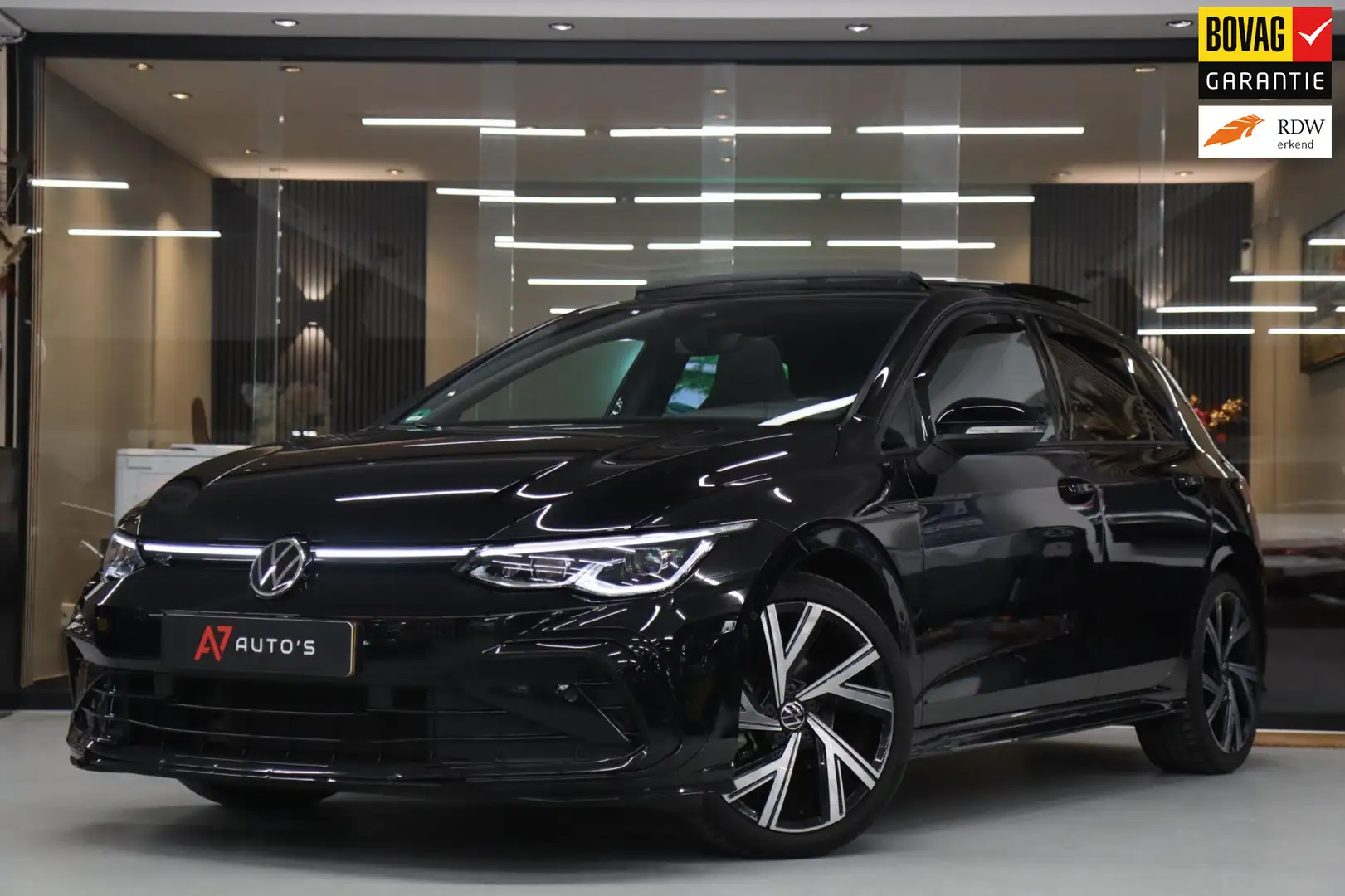 Volkswagen Golf 1.5 eTSI 3X R-Line PANO/IQLIGHT/BLINDESPOT/CARPLAY Zwart - 1