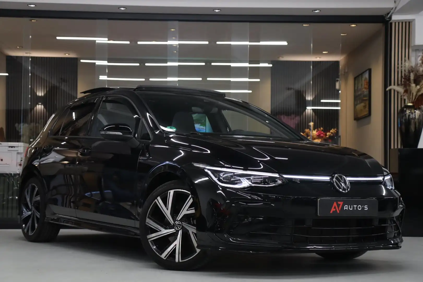 Volkswagen Golf 1.5 eTSI 3X R-Line PANO/IQLIGHT/BLINDESPOT/CARPLAY Zwart - 2