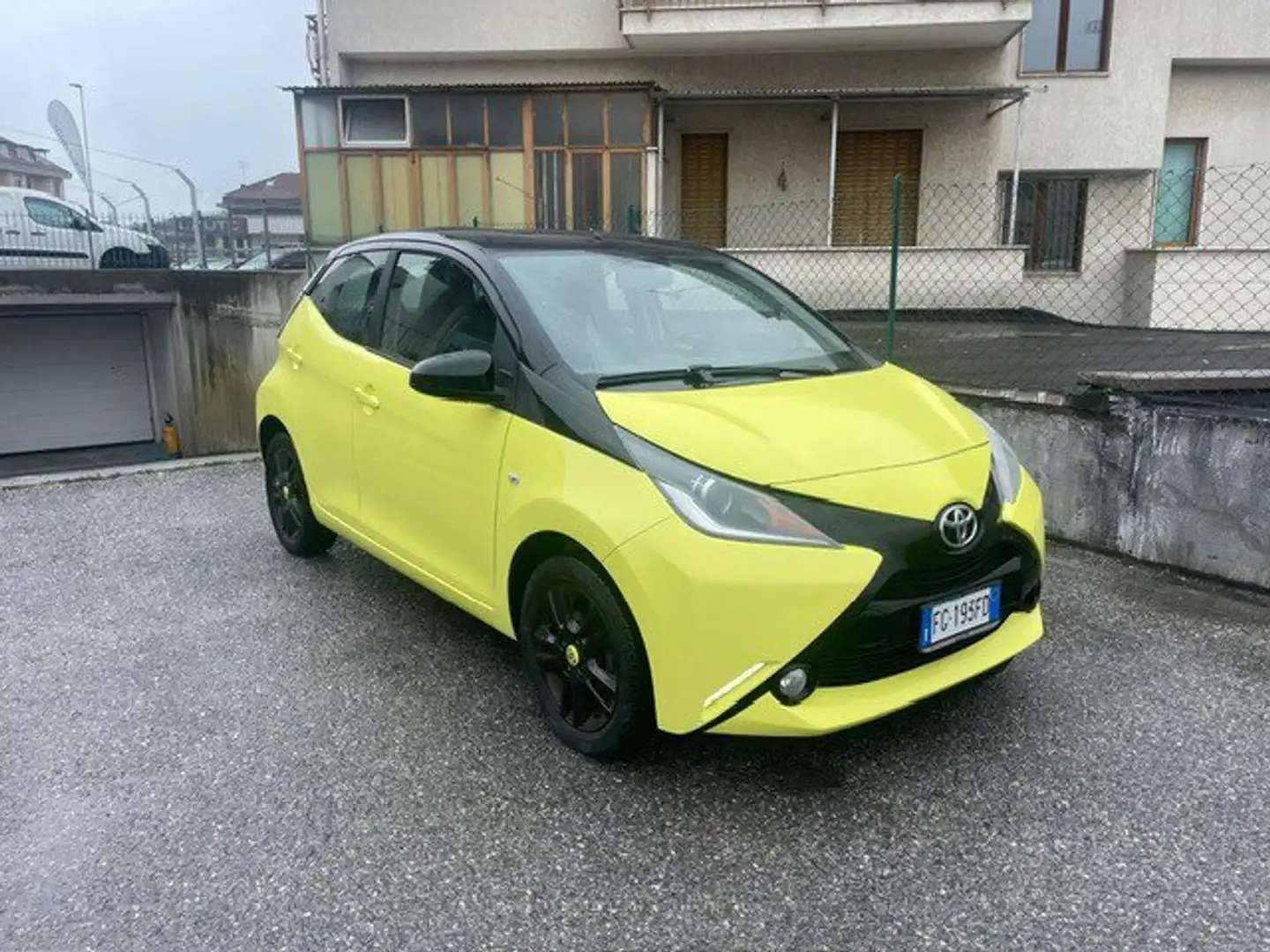 Toyota Aygo Aygo 1.0 VVT-i 69 CV 5 porte x-cite Sárga - 2