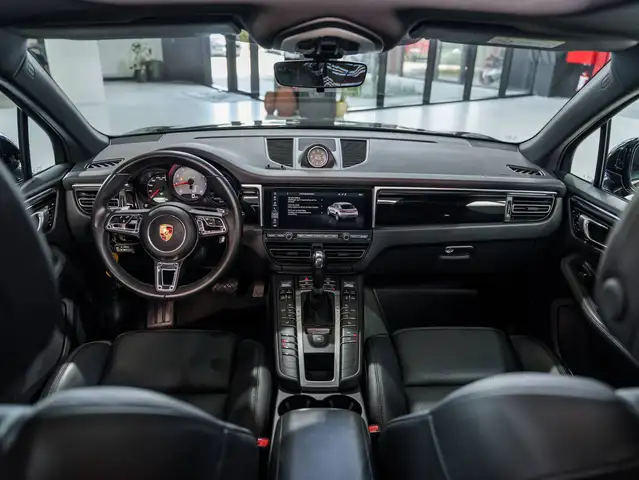 Porsche Macan view 10
