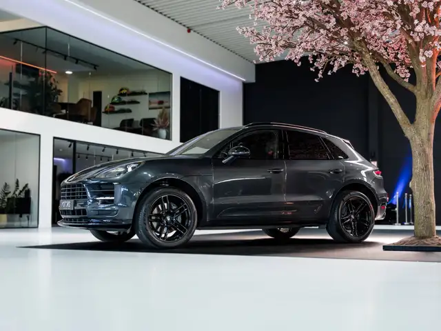 Porsche Macan view 3