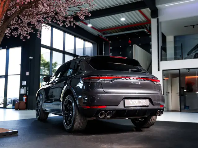 Porsche Macan view 4
