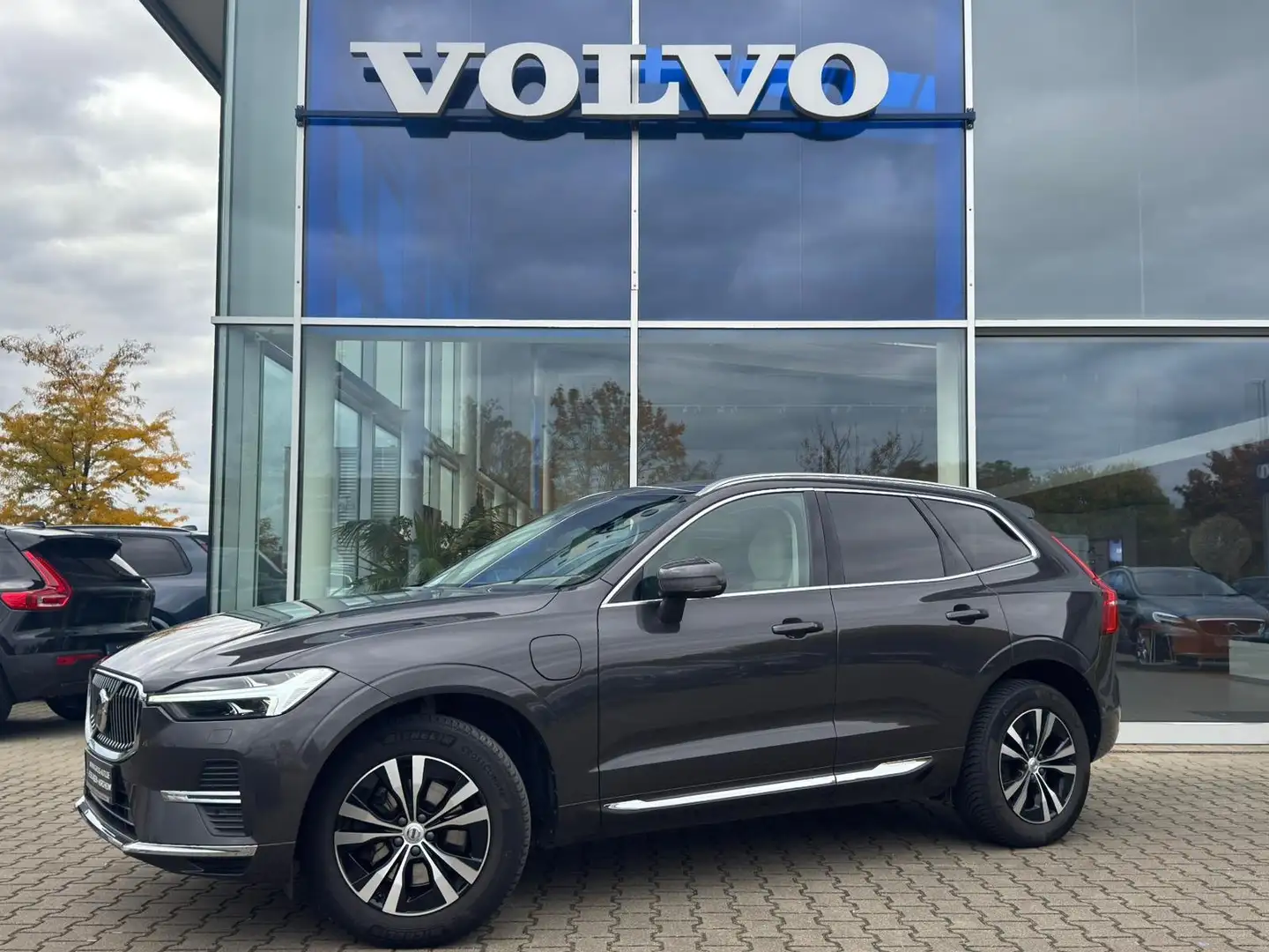 Volvo XC60 T6 AWD Core Grijs - 1