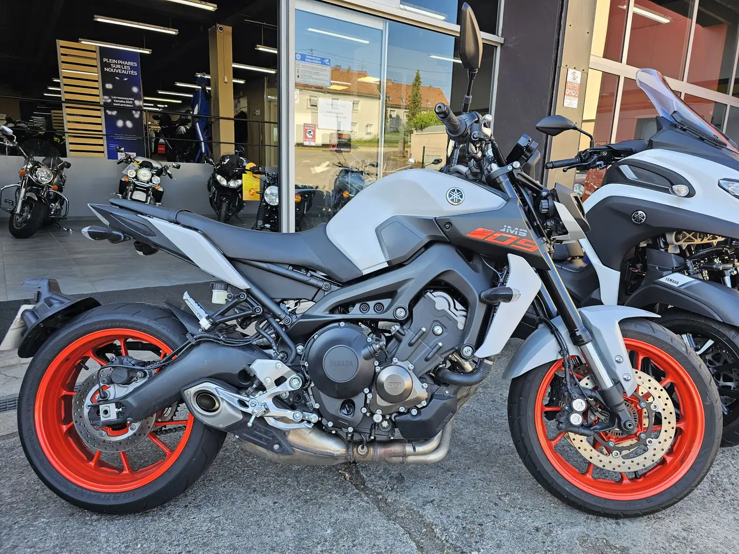 Yamaha MT-09 Gris - 1