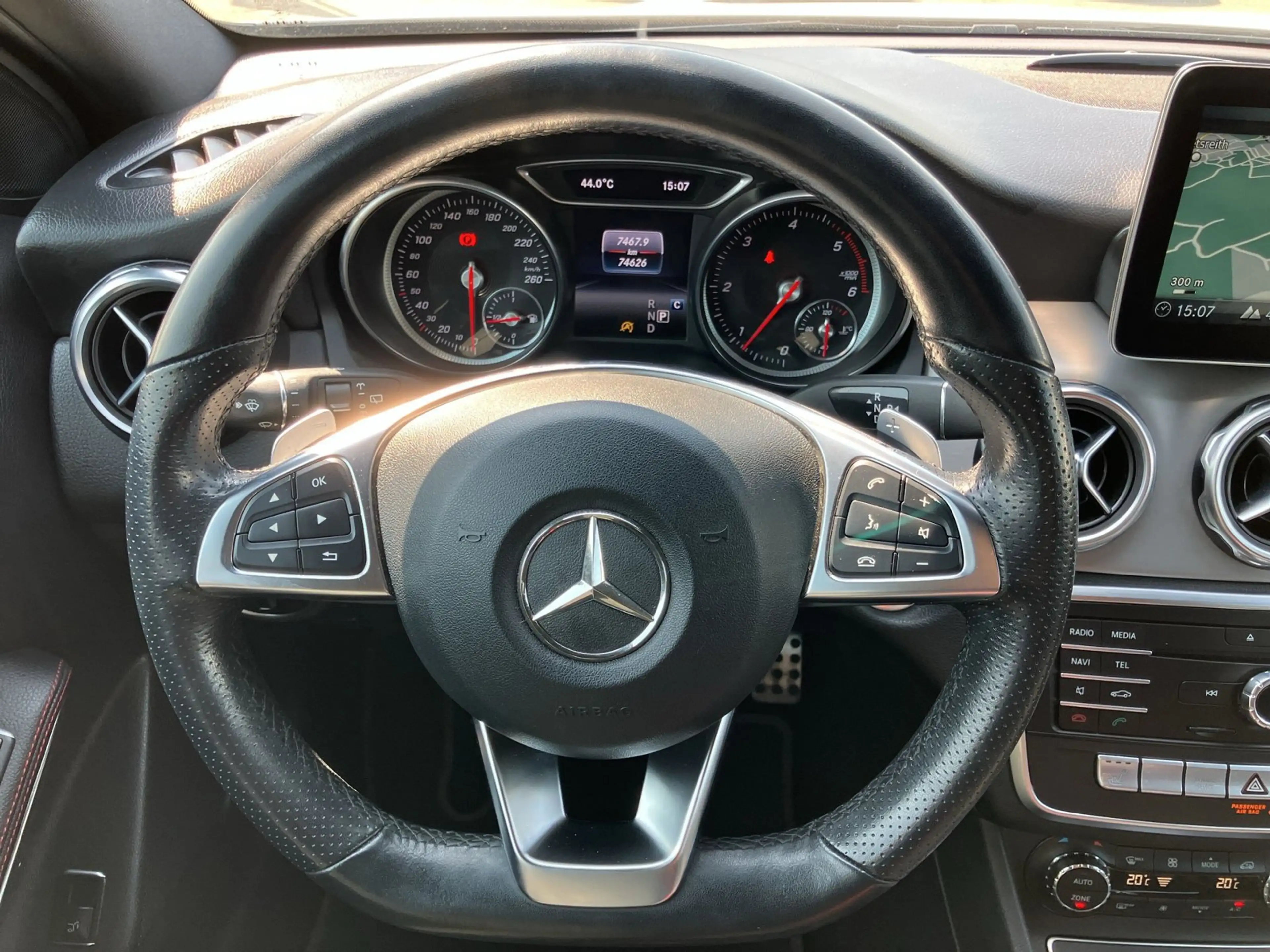 Mercedes-Benz GLA 200 d Cam Leder SHZ EASY-PACK — photo 9