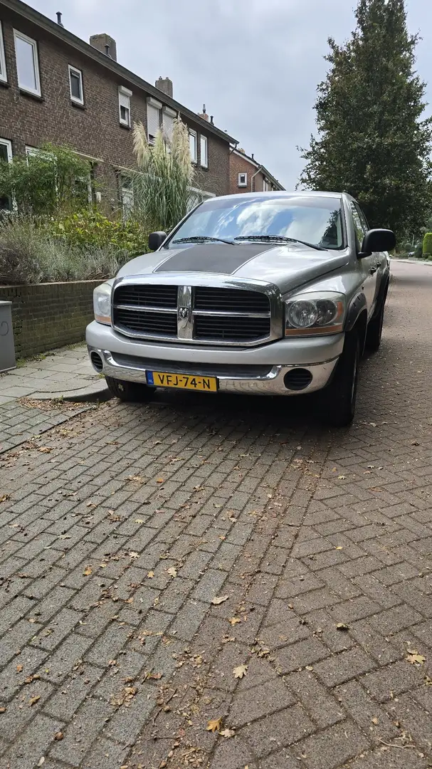 Dodge RAM 1500 siva - 2