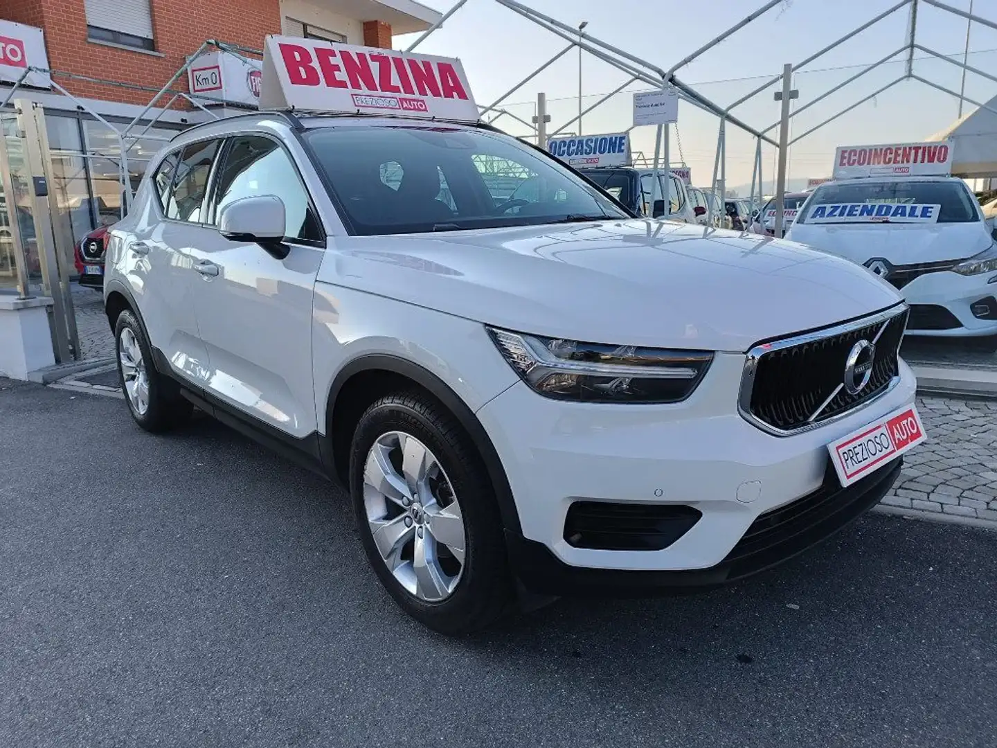 Volvo XC40 T2 Geartronic Momentum Core Weiß - 1