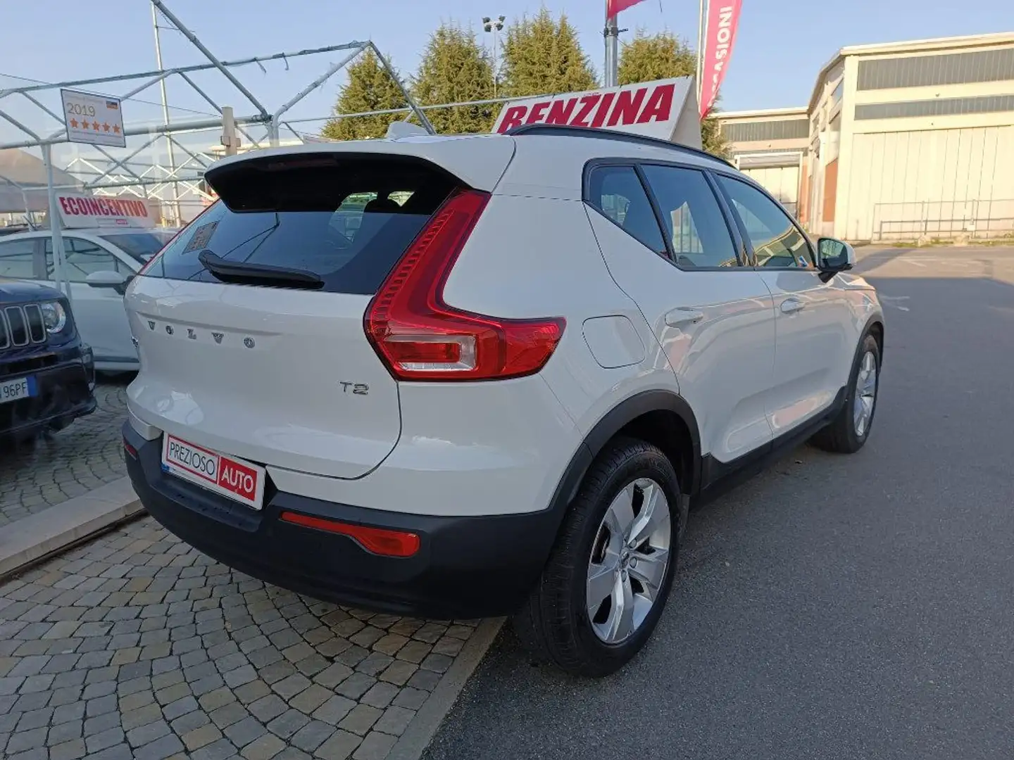 Volvo XC40 T2 Geartronic Momentum Core Weiß - 2