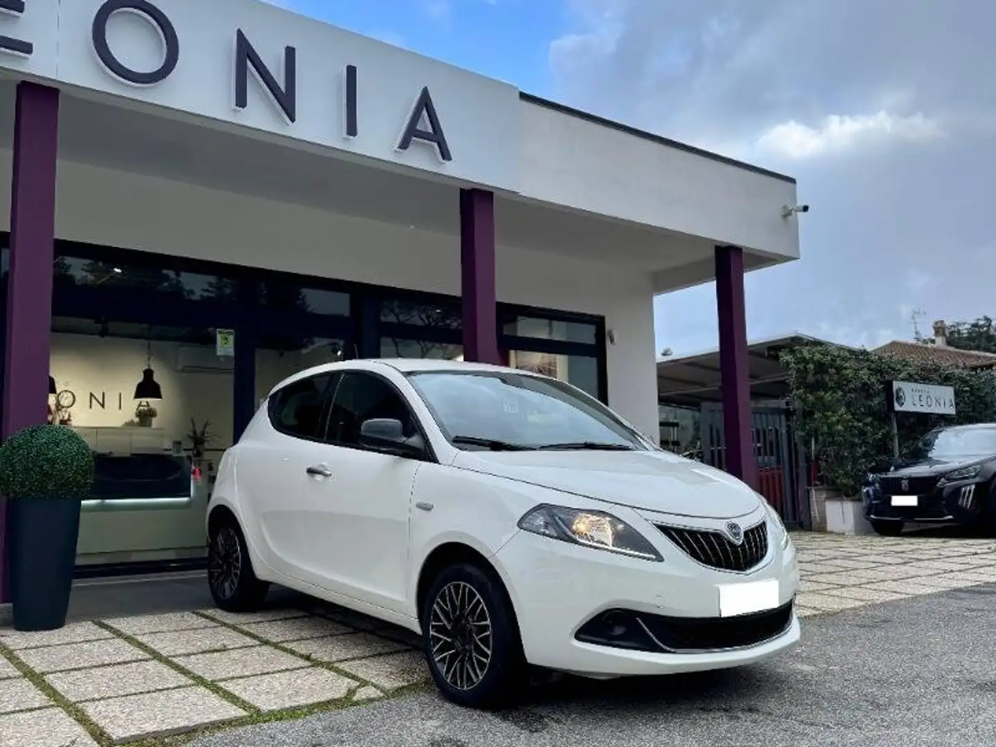 Lancia Ypsilon 1.0 firefly hybrid Gold Plus s&s 70cv 5p.ti Blanc - 1