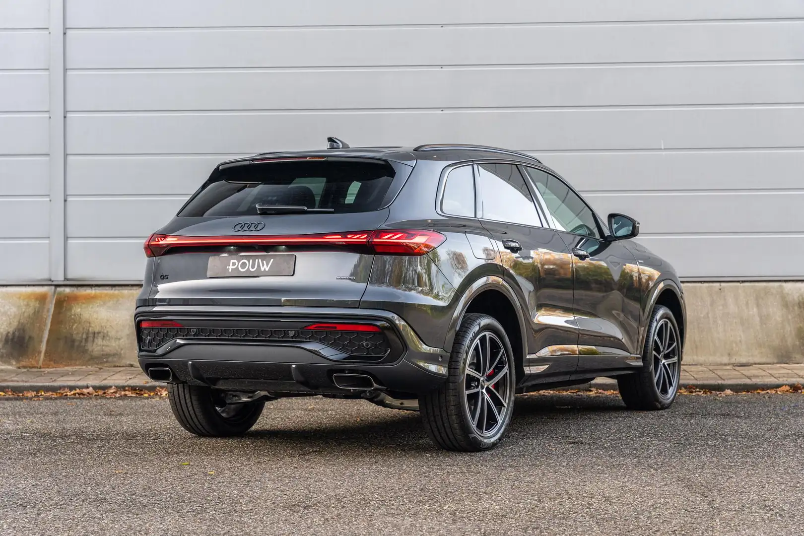 Audi Q5 2.0 TFSI e-hybrid quattro S edition Competition | Grau - 2