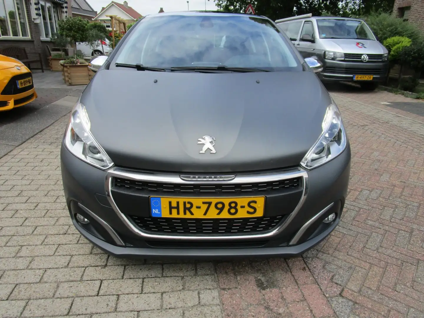 Peugeot 208 1.6 BlueHDi Blue Premium navi cam, pano,1e eig. Grijs - 2
