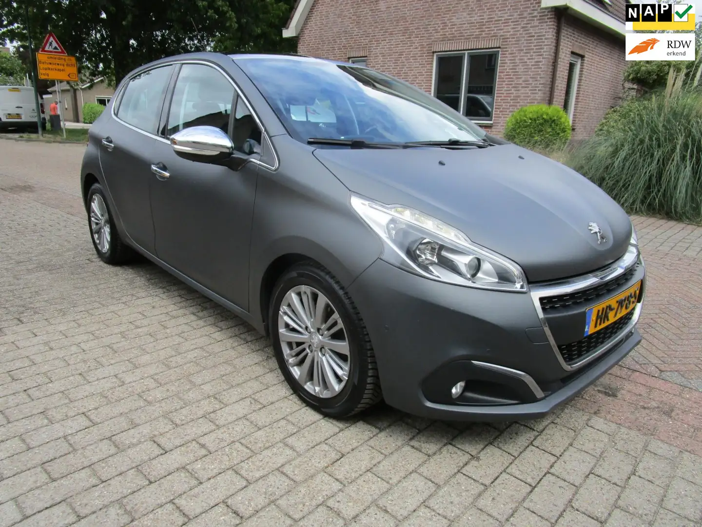 Peugeot 208 1.6 BlueHDi Blue Premium navi cam, pano,1e eig. Grijs - 1