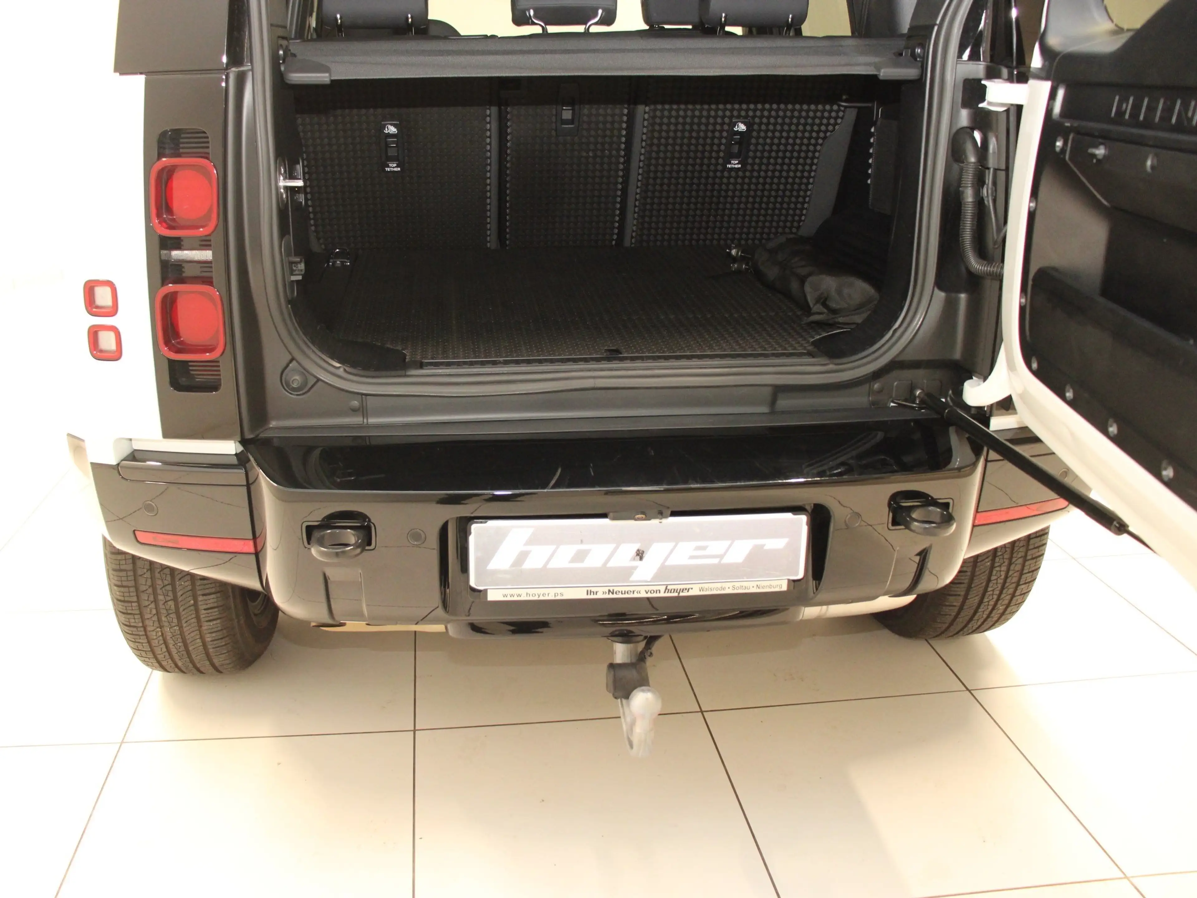 Land Rover Defender 110 D300 X-Dynamic SE AHK Pano HUD DAB — photo 13