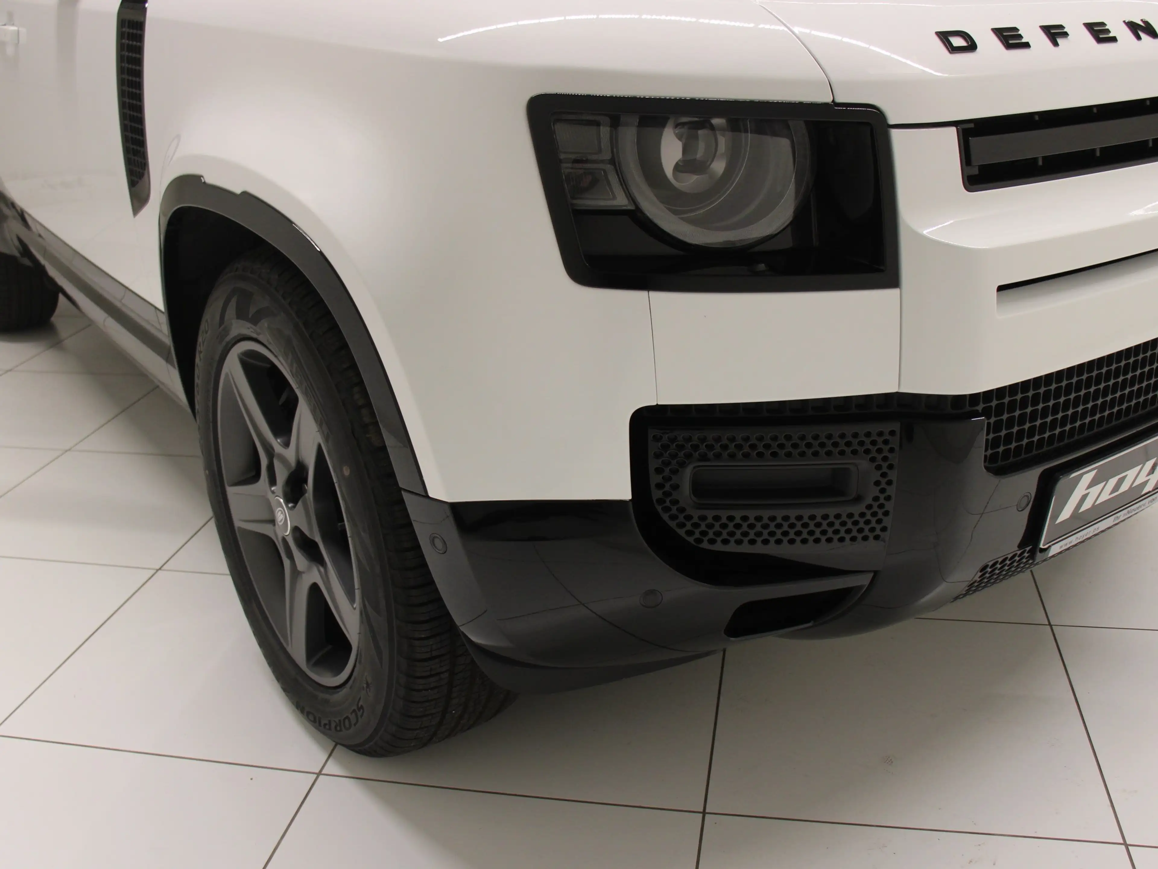 Land Rover Defender 110 D300 X-Dynamic SE AHK Pano HUD DAB — photo 11