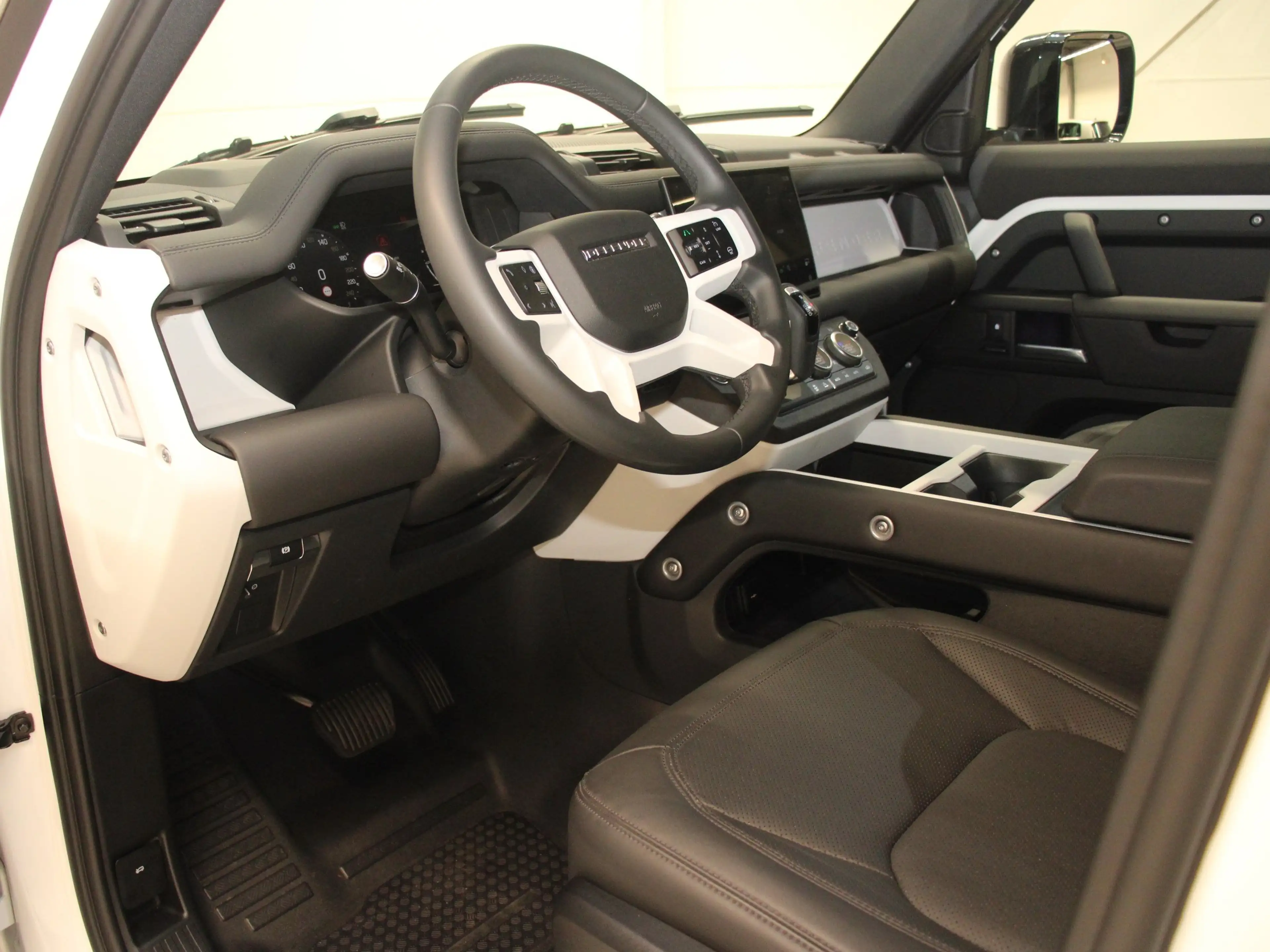 Land Rover Defender 110 D300 X-Dynamic SE AHK Pano HUD DAB — photo 15
