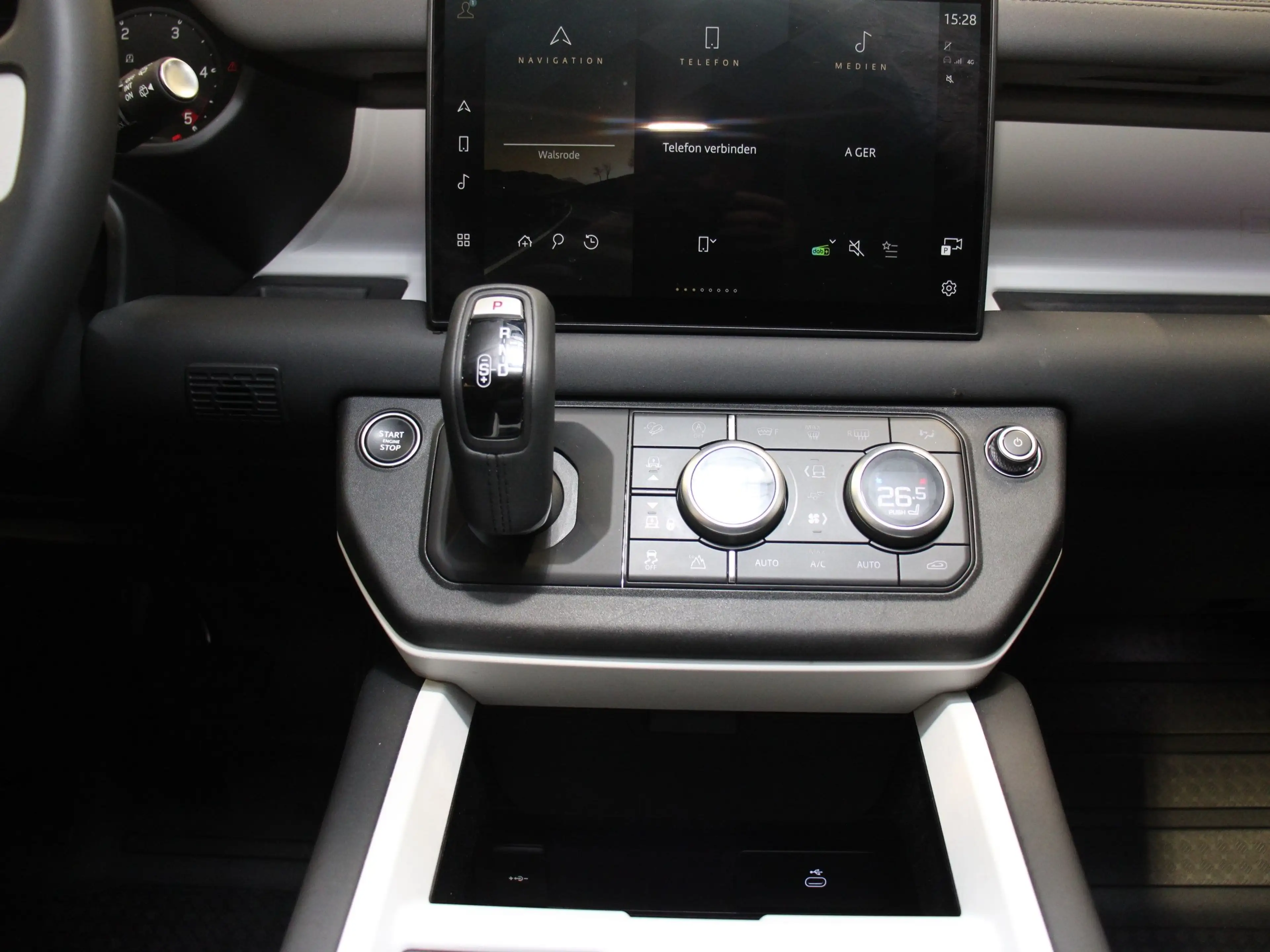 Land Rover Defender 110 D300 X-Dynamic SE AHK Pano HUD DAB — photo 8