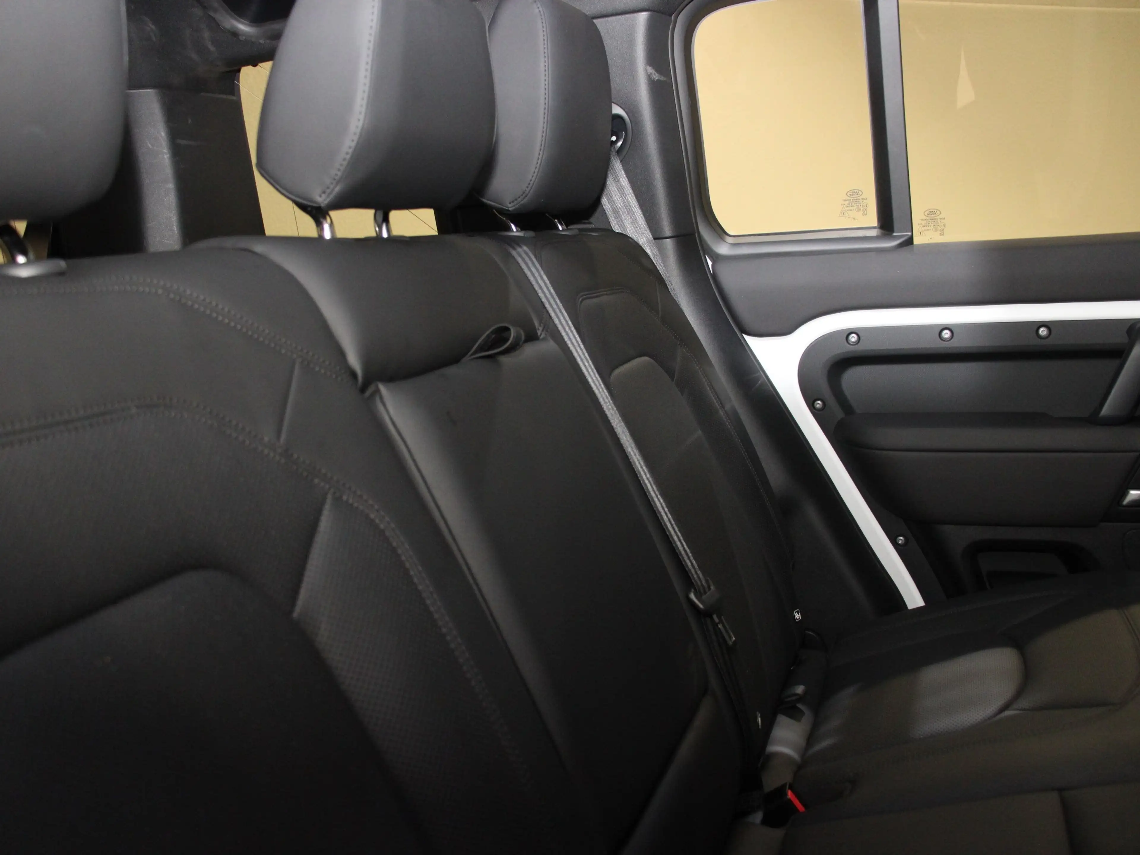 Land Rover Defender 110 D300 X-Dynamic SE AHK Pano HUD DAB — photo 9