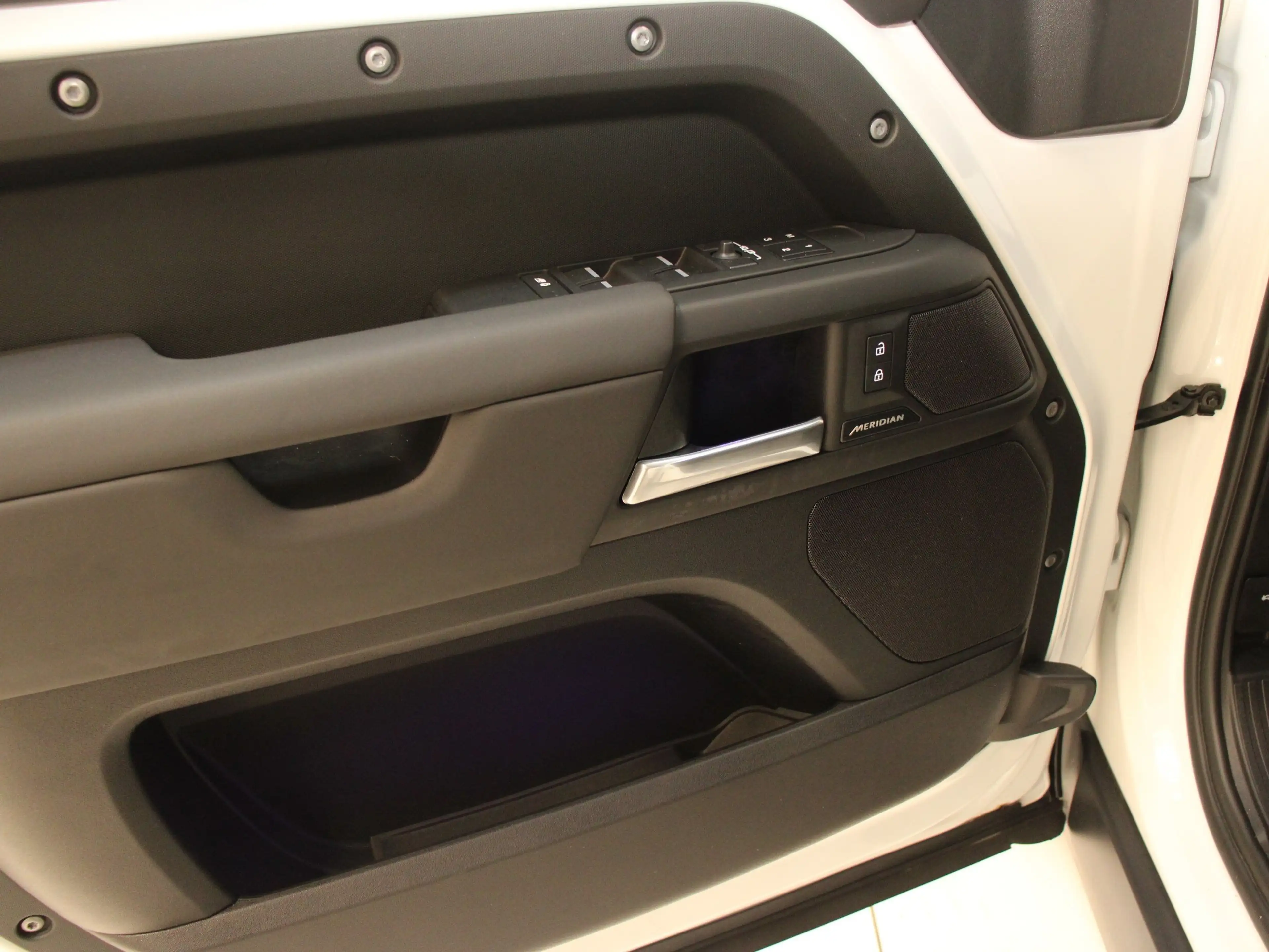 Land Rover Defender 110 D300 X-Dynamic SE AHK Pano HUD DAB — photo 12