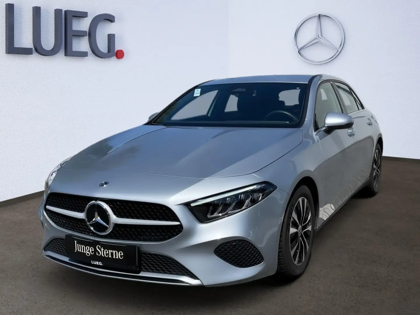 Mercedes-Benz A 180 d Kompakt LED-NAVIPREMIUM+RÜCKFAHRKAMERA Silber - 1