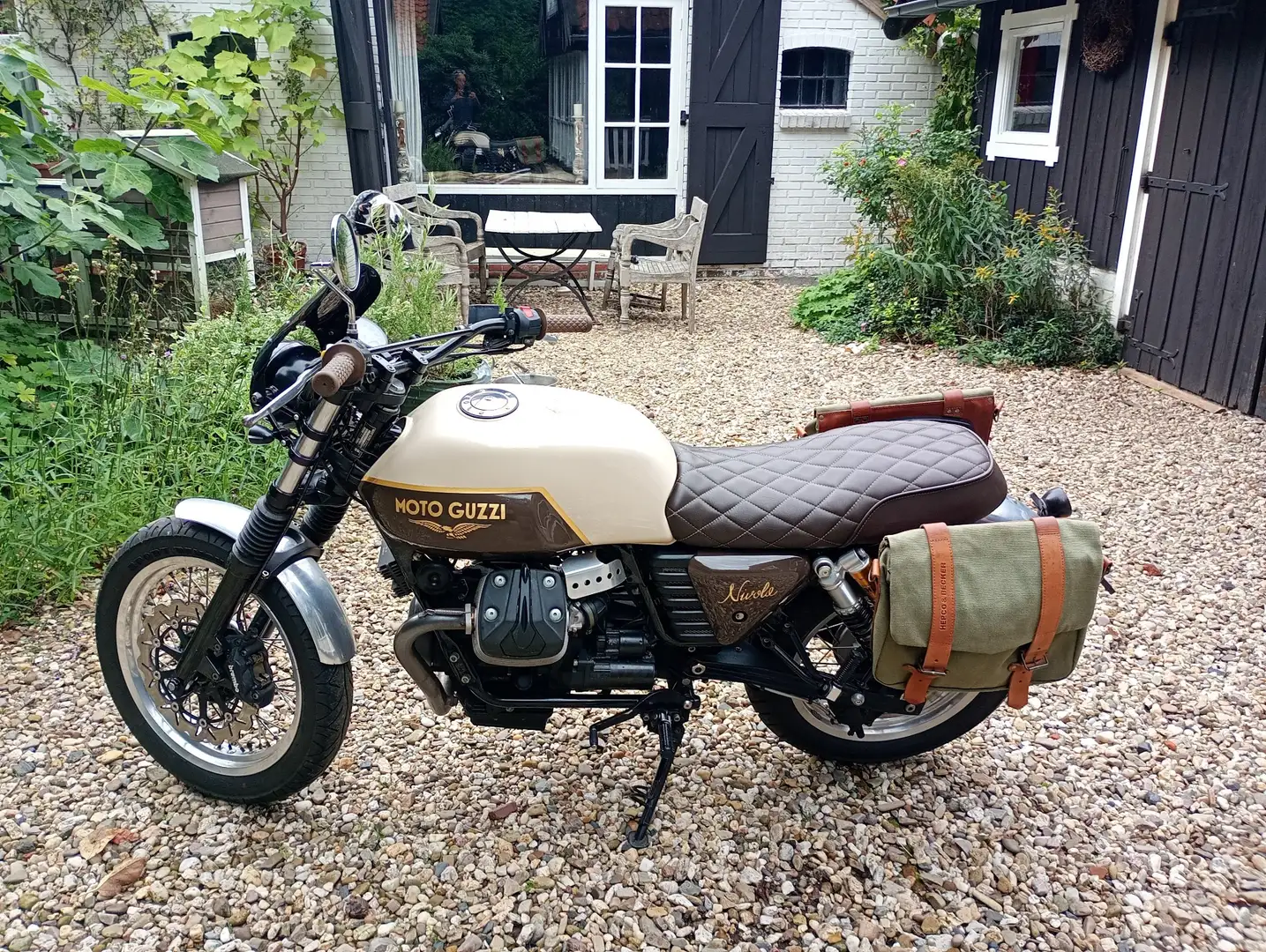Moto Guzzi V 7 Met gouden eerbetoon aan Tazio Nuvolari. Beige - 1