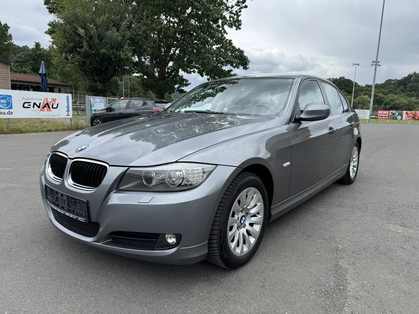 BMW 320 3 Lim. 320i e90 / Bi-Xenon / AHK Grau - 1