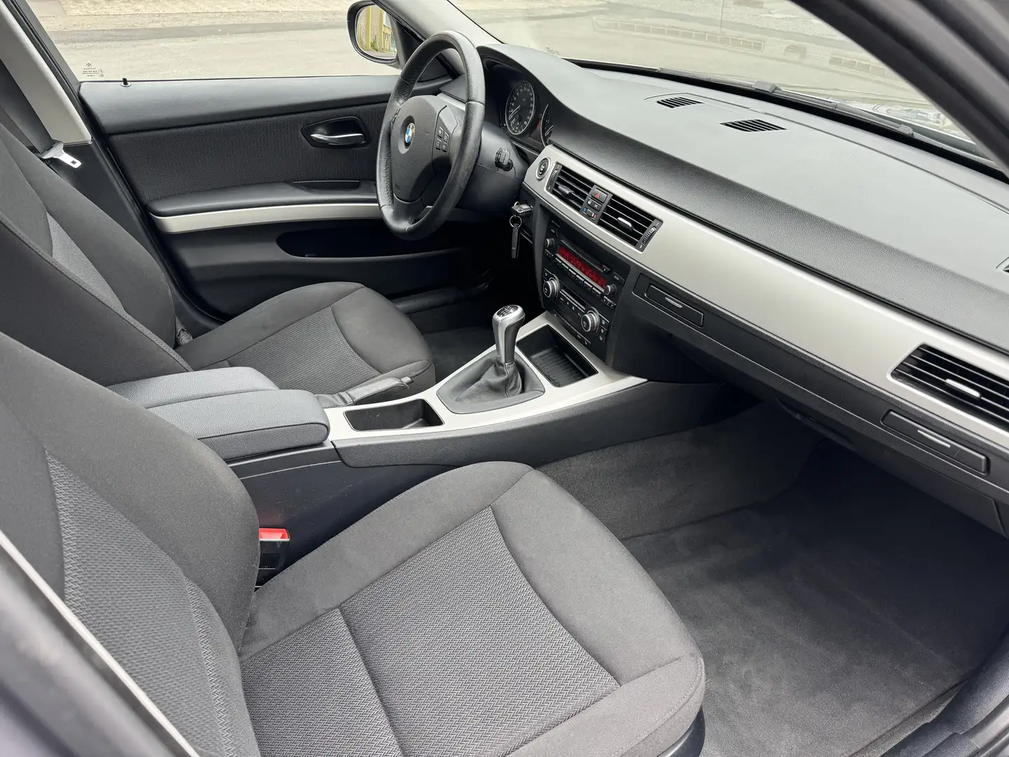 BMW 320 3 Lim. 320i e90 / Bi-Xenon / AHK Grau - 2