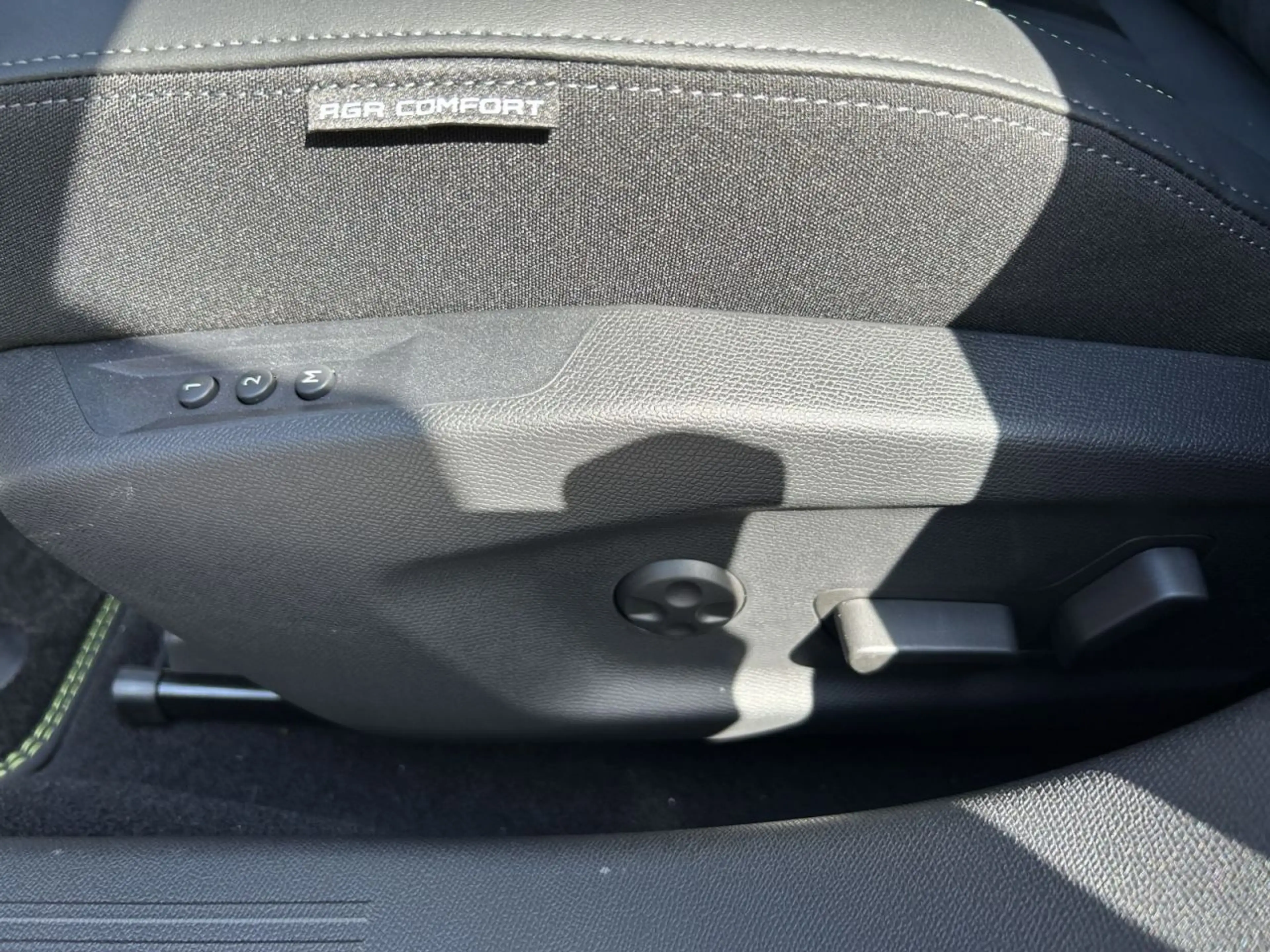 Peugeot 408 GT Plug-In Hybr. 225 e-EAT 8 — photo 15
