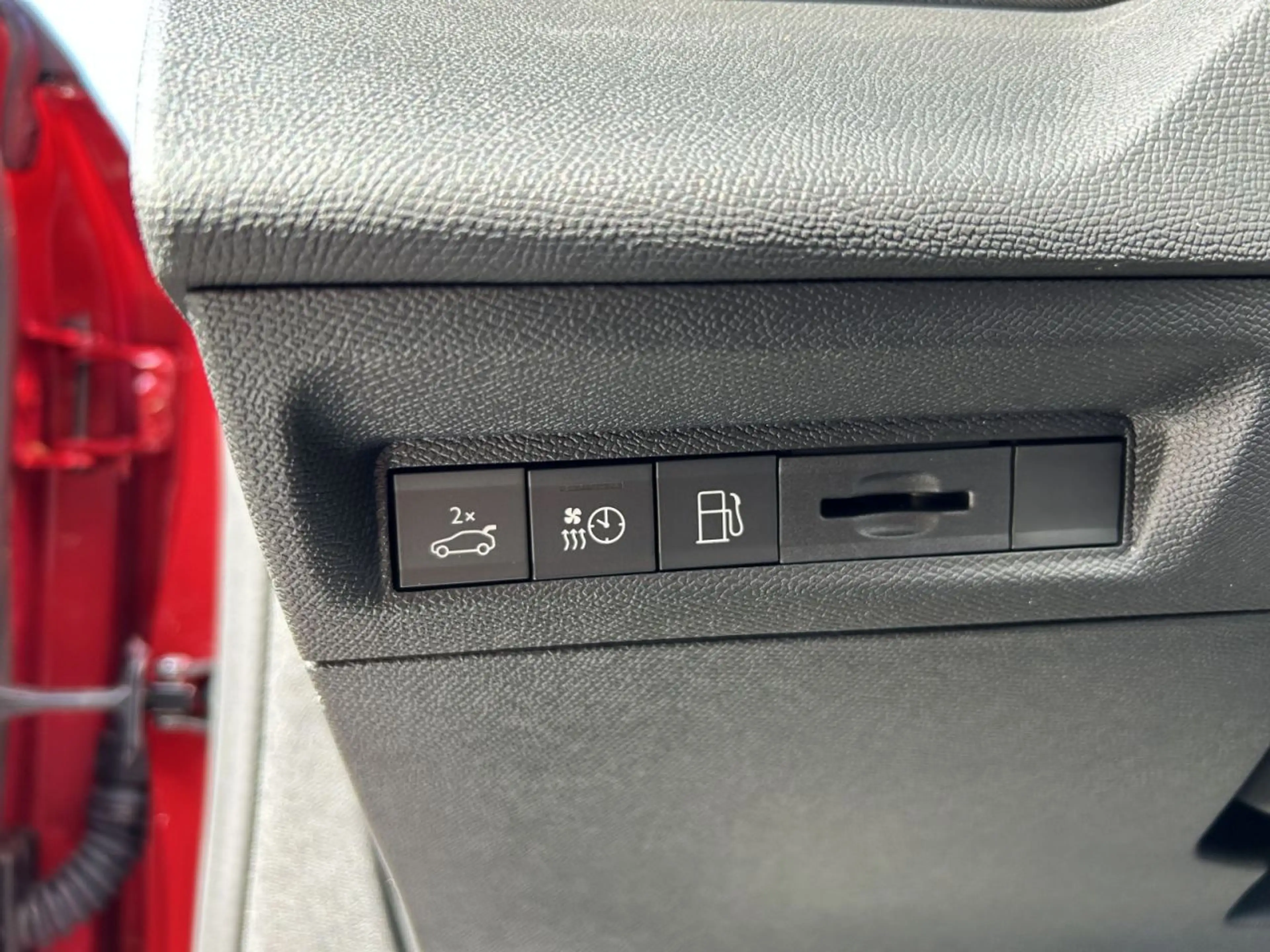 Peugeot 408 GT Plug-In Hybr. 225 e-EAT 8 — photo 14