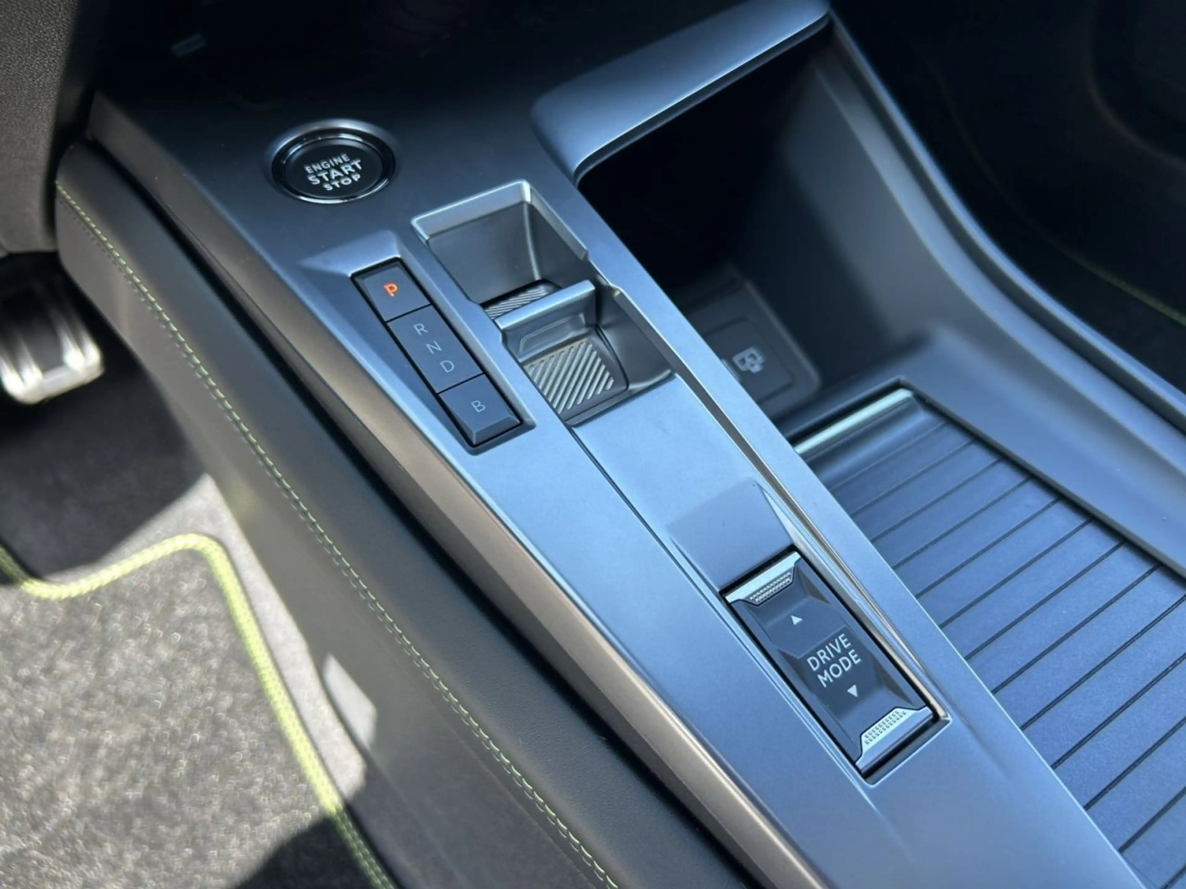 Peugeot 408 GT Plug-In Hybr. 225 e-EAT 8 — photo 13