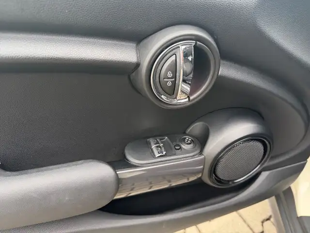 Mini Hatch view 18