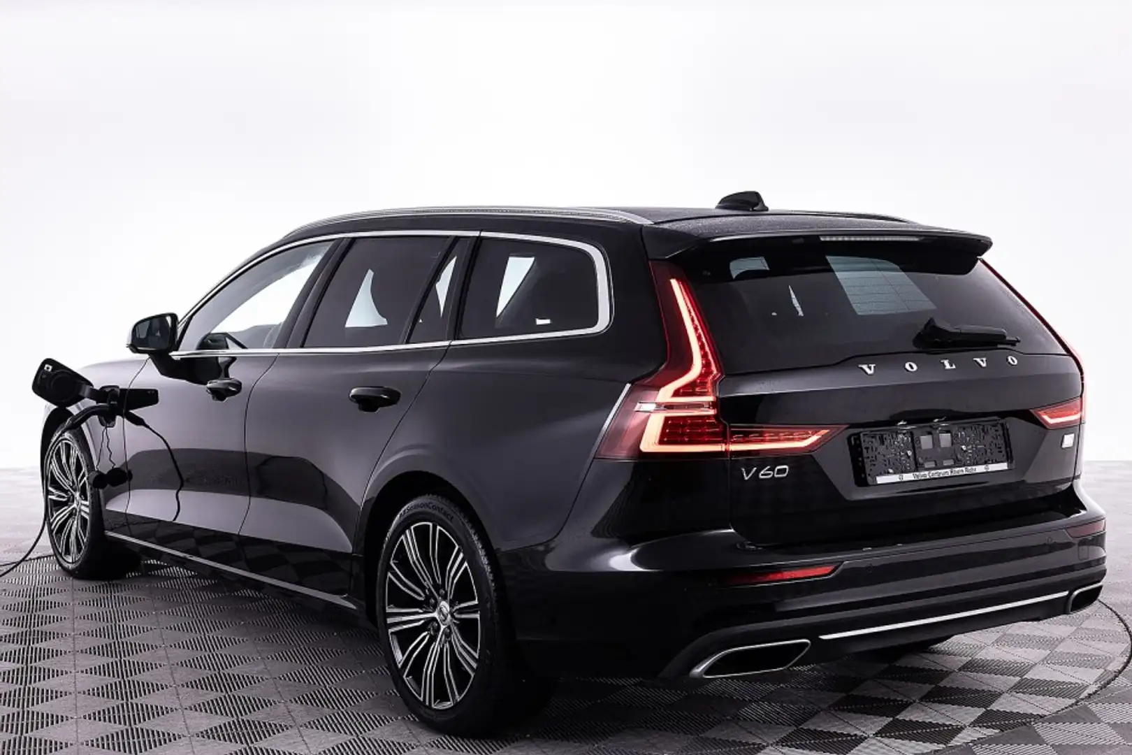 Volvo V60 T6 AWD Recharge Inscription | LEDER | Trekhaak | P Zwart - 2
