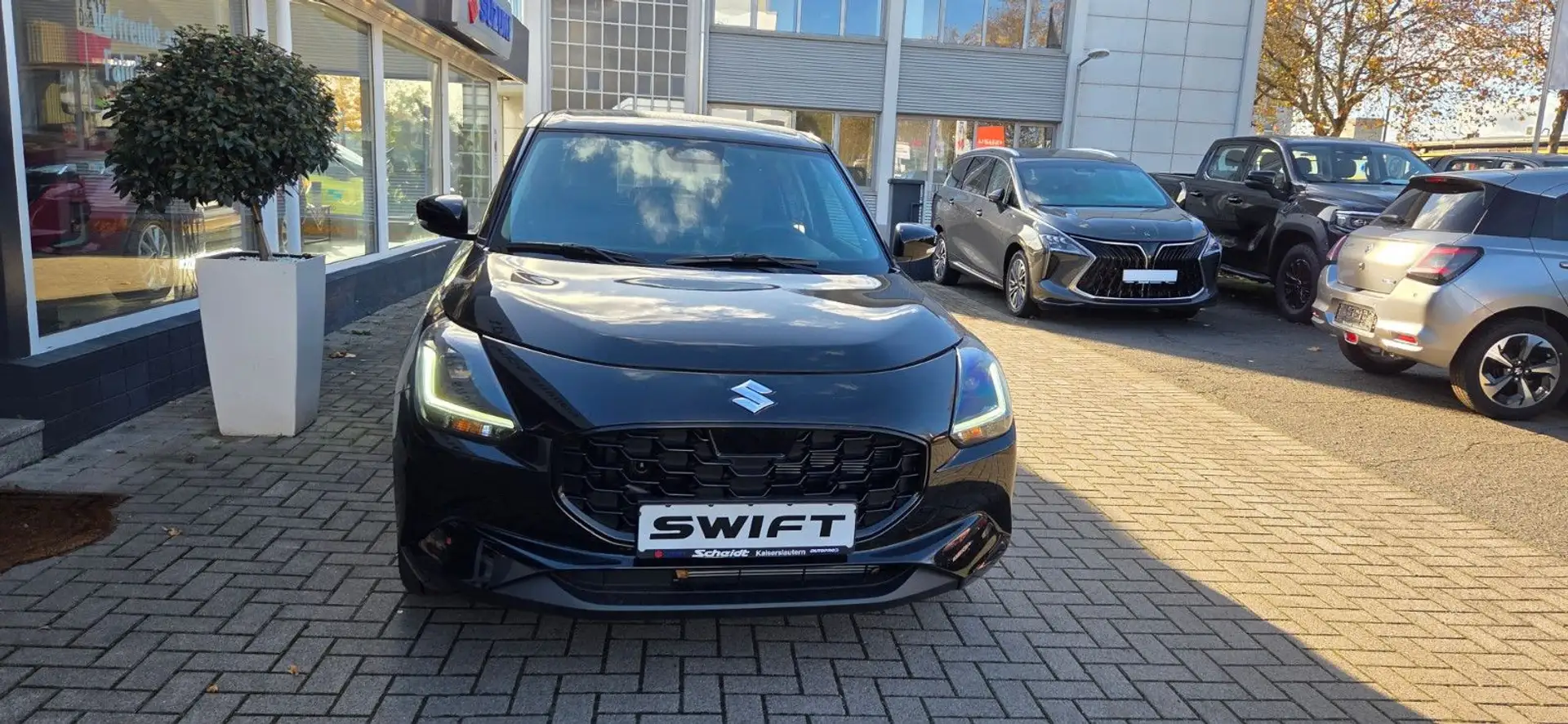 Suzuki Swift 1.2 HYBRID MT Comfort+ Schwarz - 1