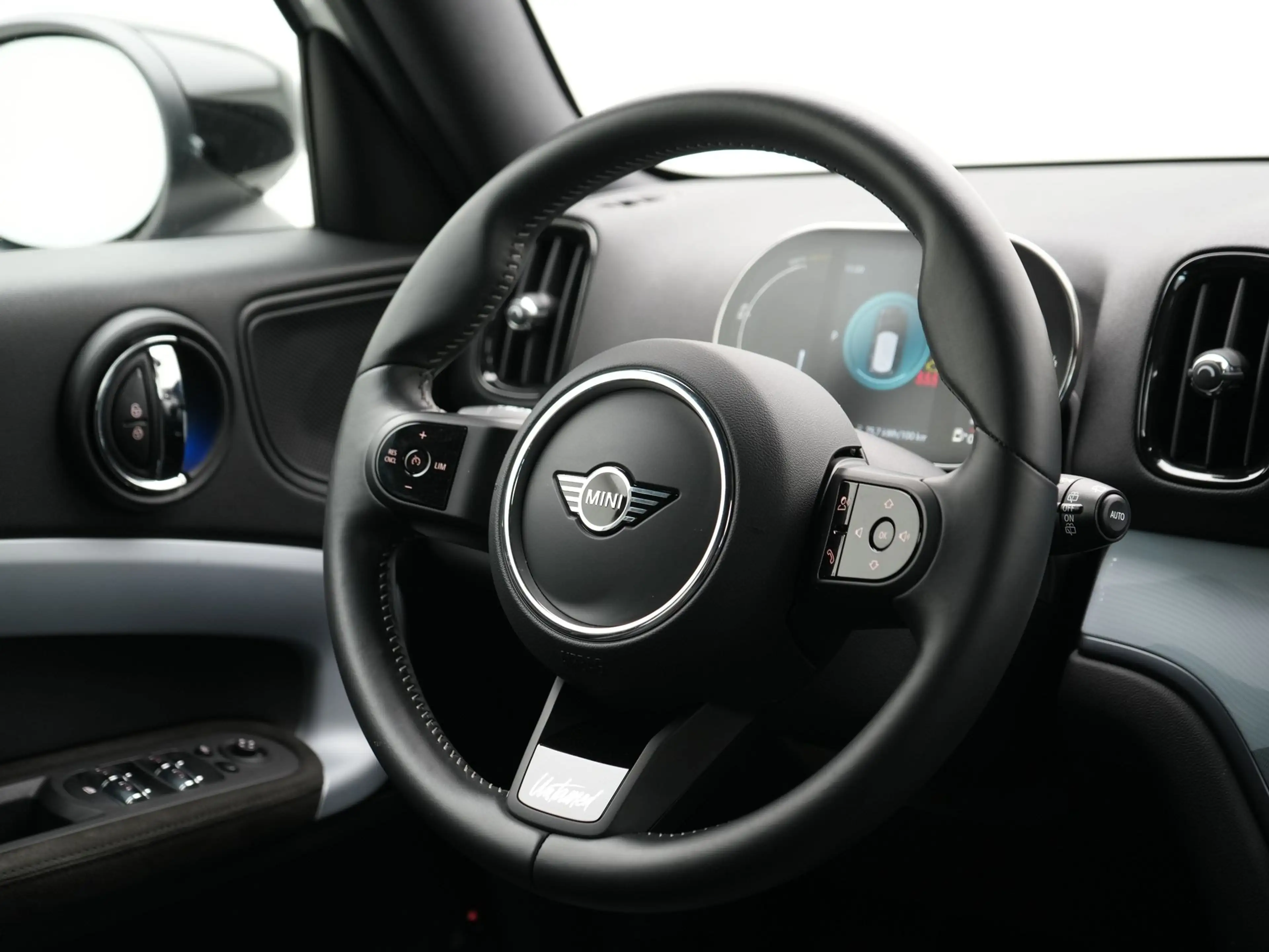 MINI Cooper SE Countryman ALL4 Untamed Edition — photo 2
